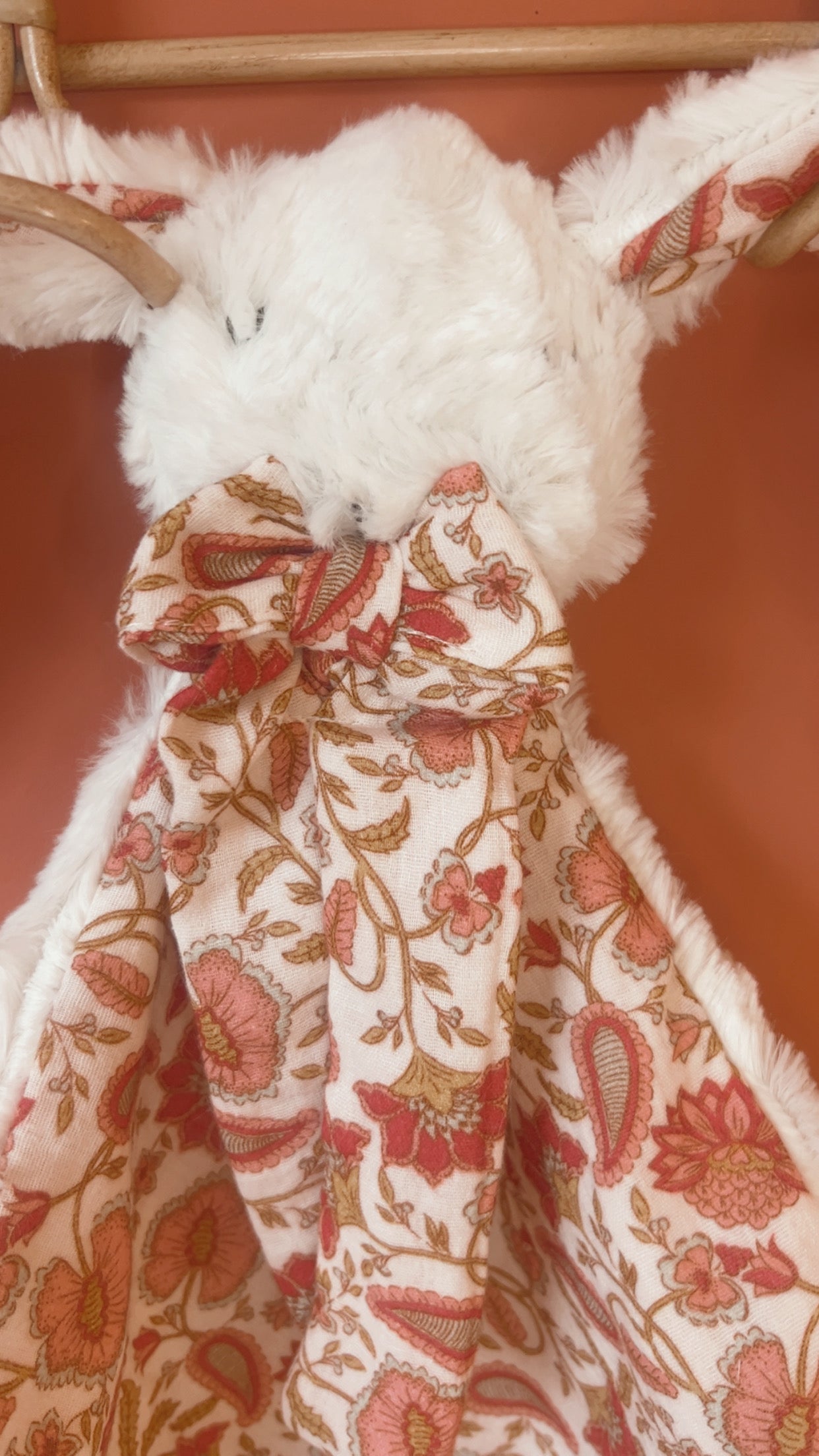 Doudou lange / doudou couverture en fausse fourrure écru et double gaze Bio Shanaya.