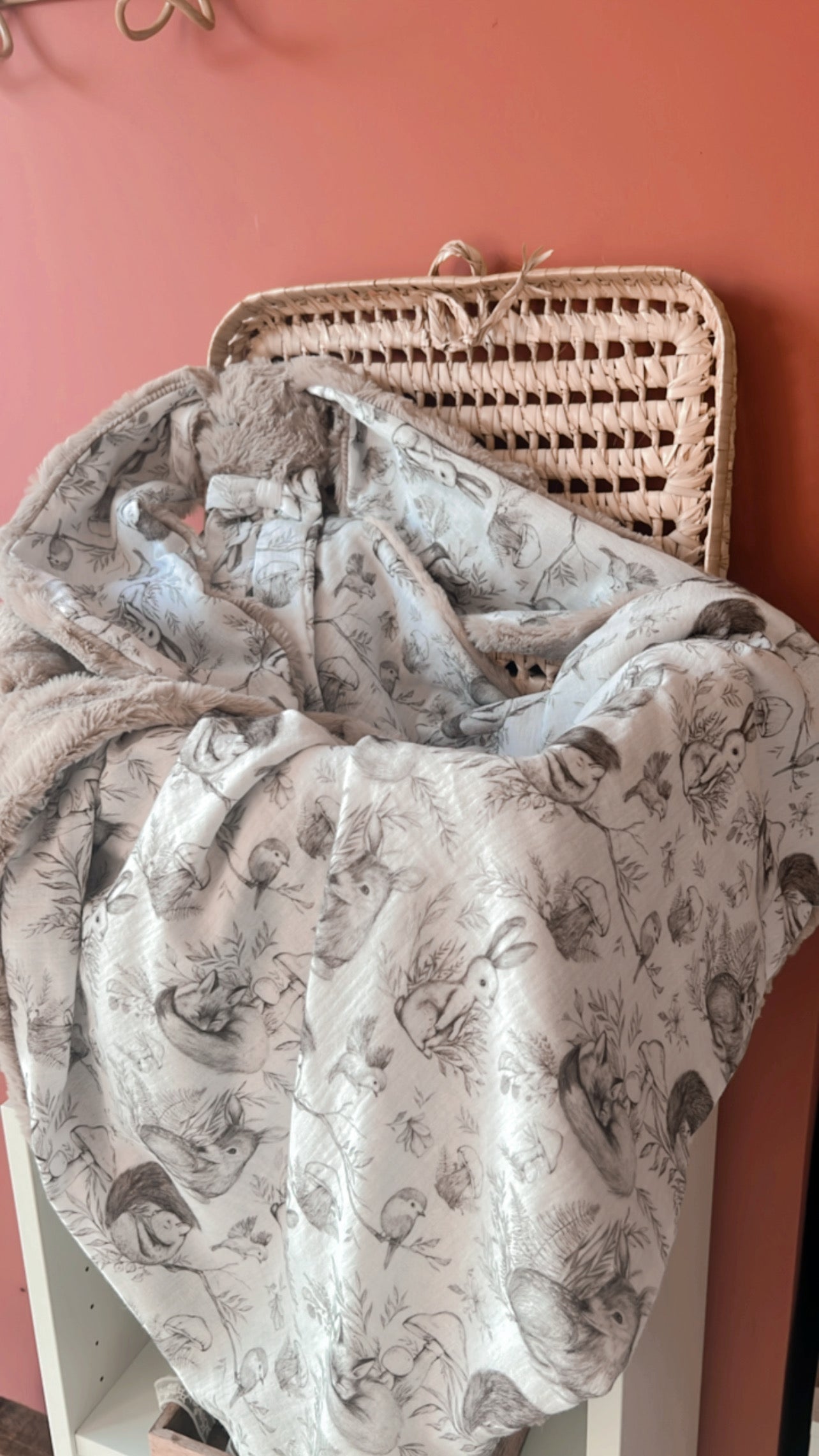 Doudou lapin lange / En fausse fourrure Taupe et en double gaze de coton Bio Animaux de la forêt