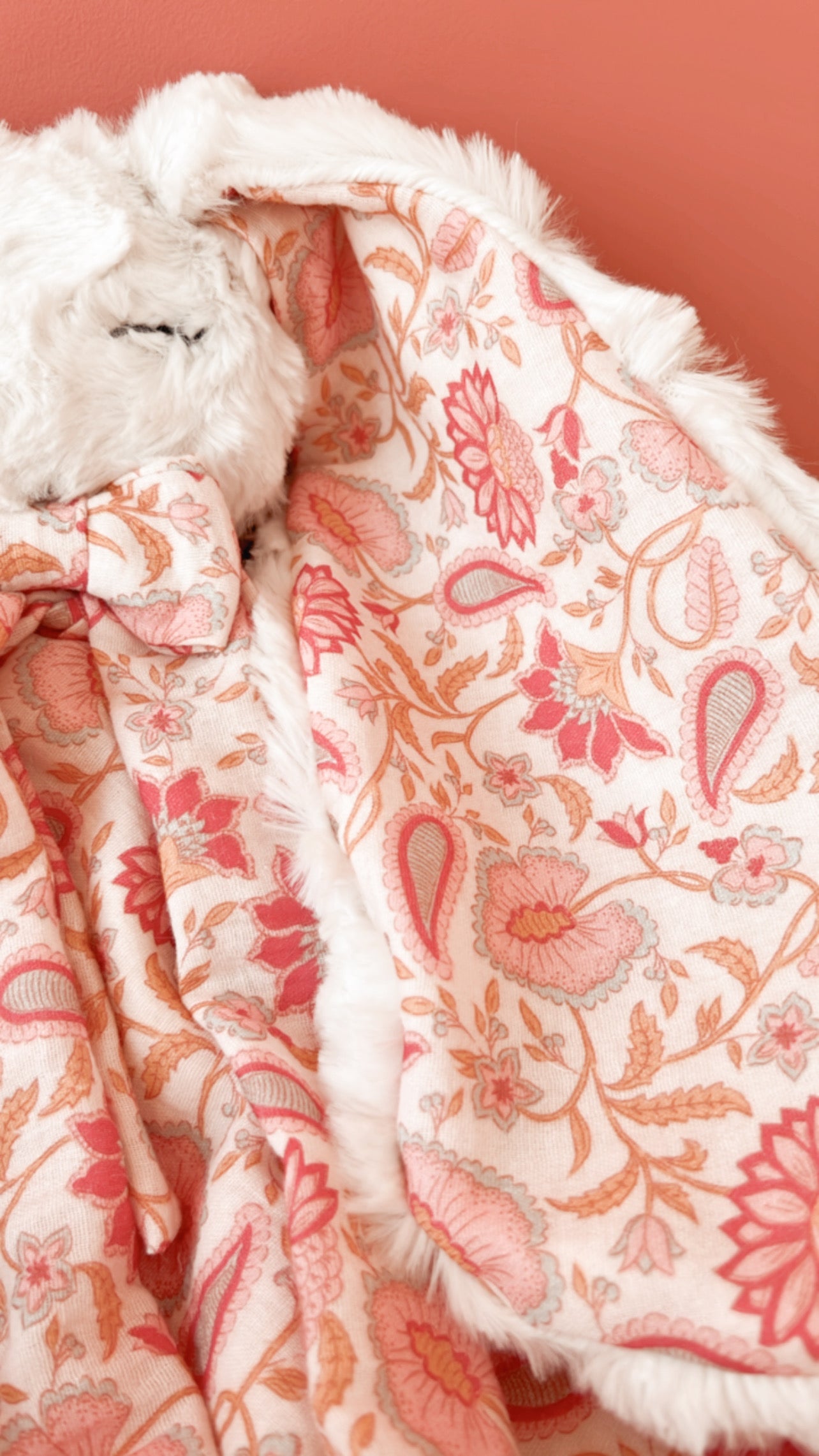 Doudou lange / doudou couverture en fausse fourrure écru et double gaze Bio Shanaya. L atelier Oz et fee