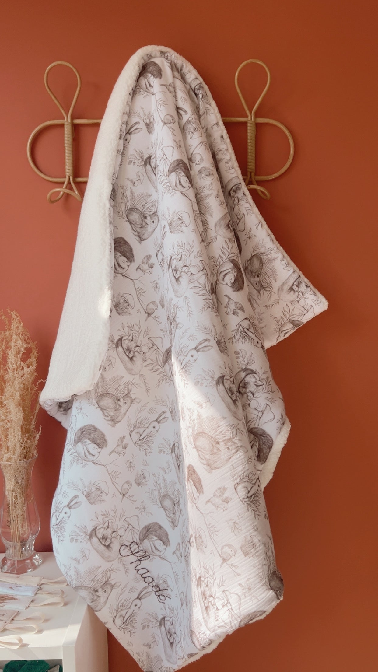 Couverture bébé - Plaid enfant - Sherpa blanche et gaze de coton Animaux de la forêt