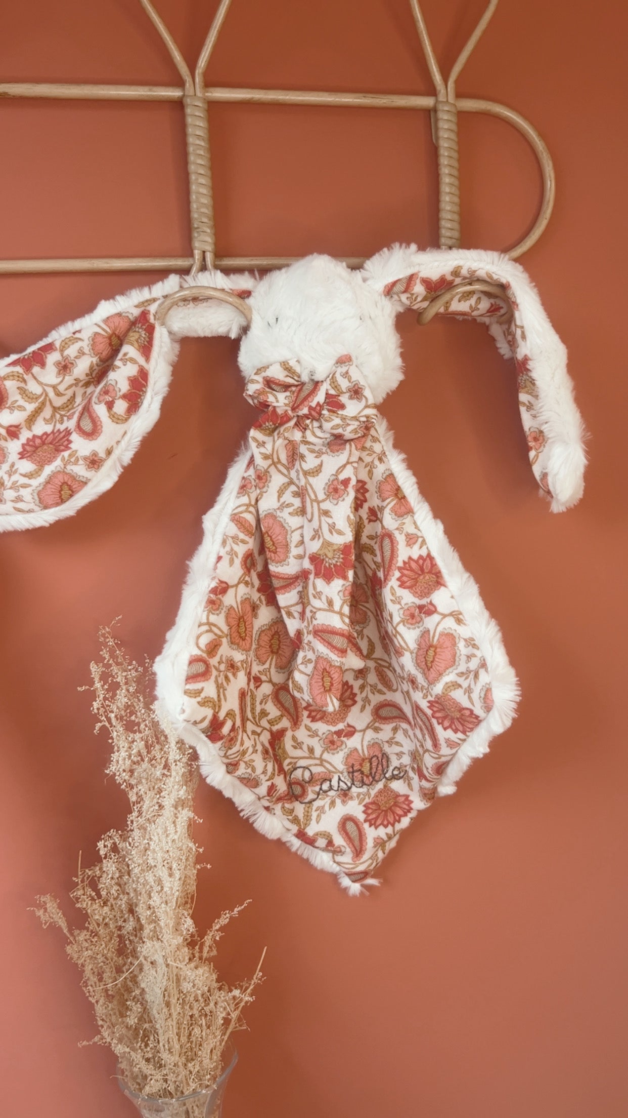 Doudou lange / doudou couverture en fausse fourrure écru et double gaze Bio Shanaya.