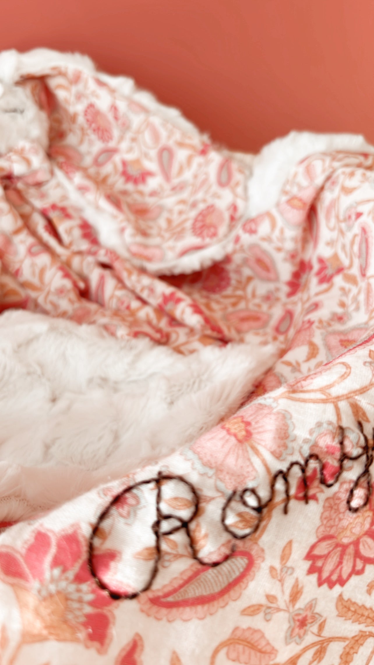 Doudou lange / doudou couverture en fausse fourrure écru et double gaze Bio Shanaya. L atelier Oz et fee