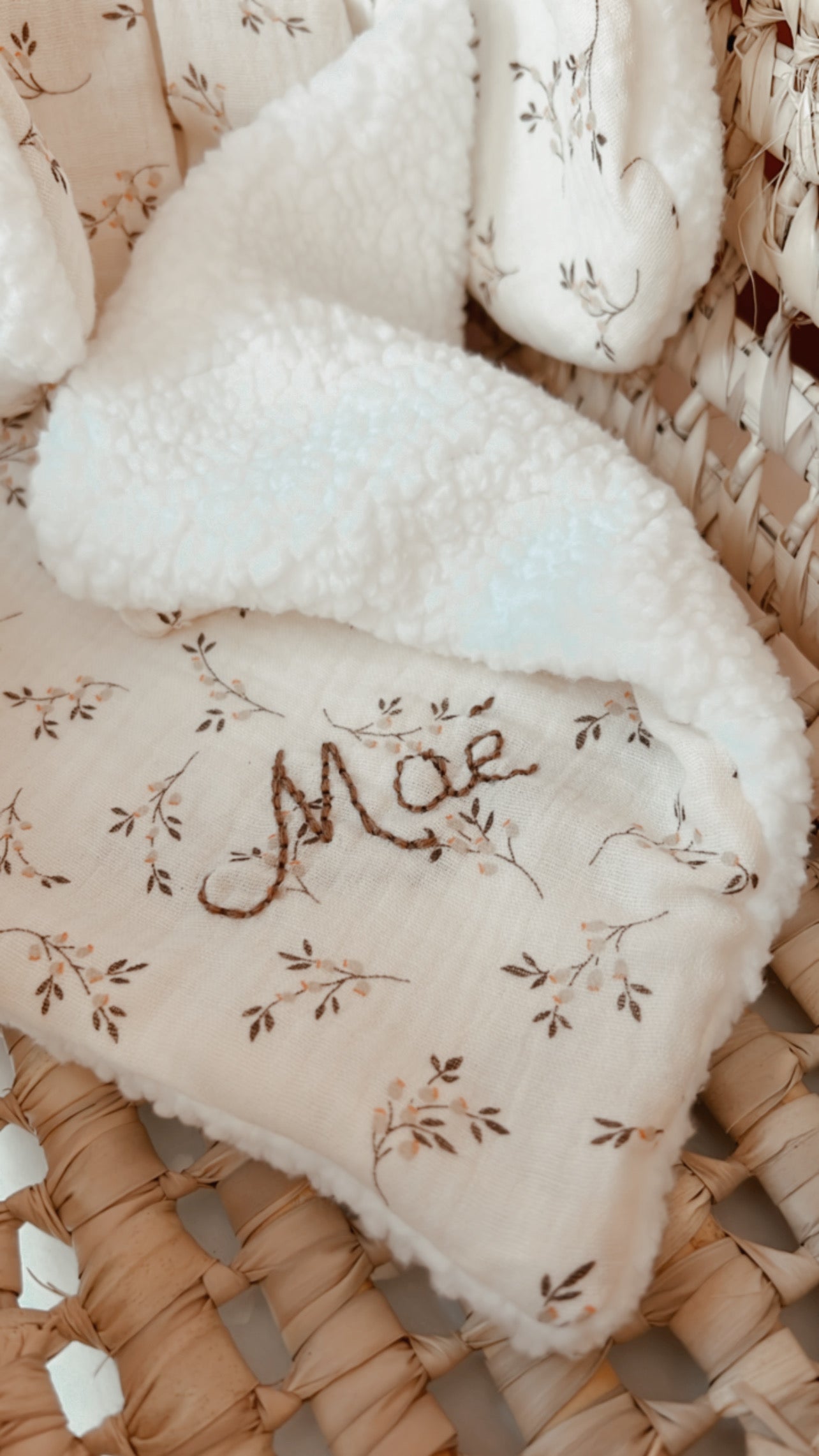 Doudou lapin lange 25cm, fourrure blanche OU sherpa blanche OU ivoire et gaze de coton écru à fleurs SIMONE, doudou personnalisé