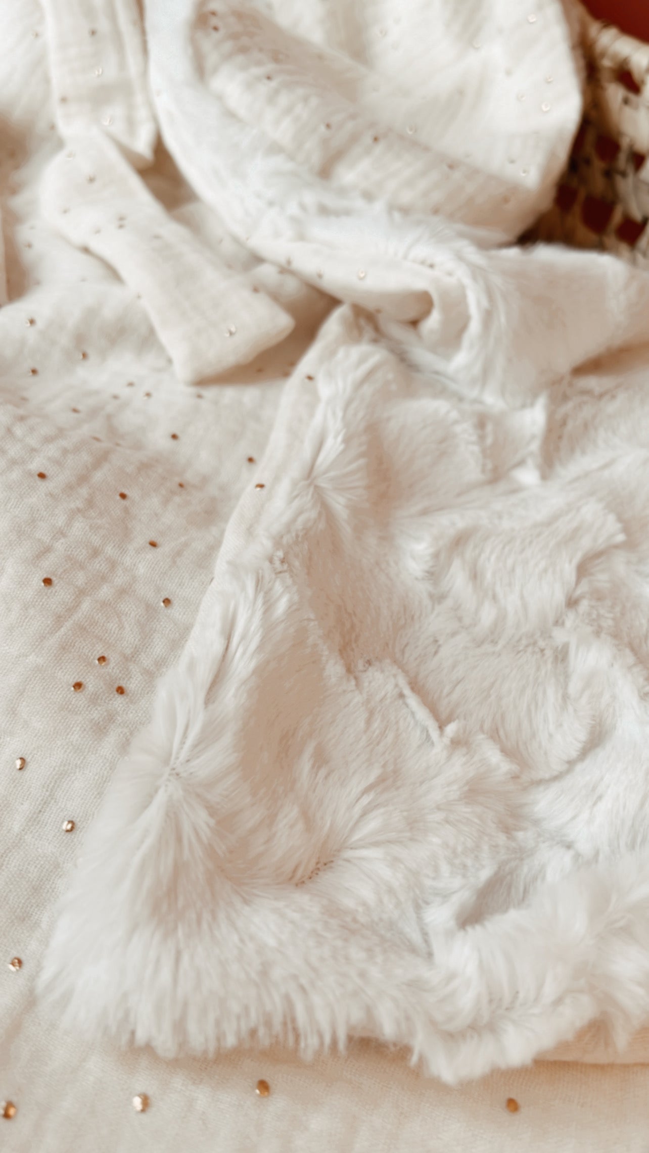 Doudou lange / doudou couverture fourrure - Pois dorés. L atelier Oz et fee