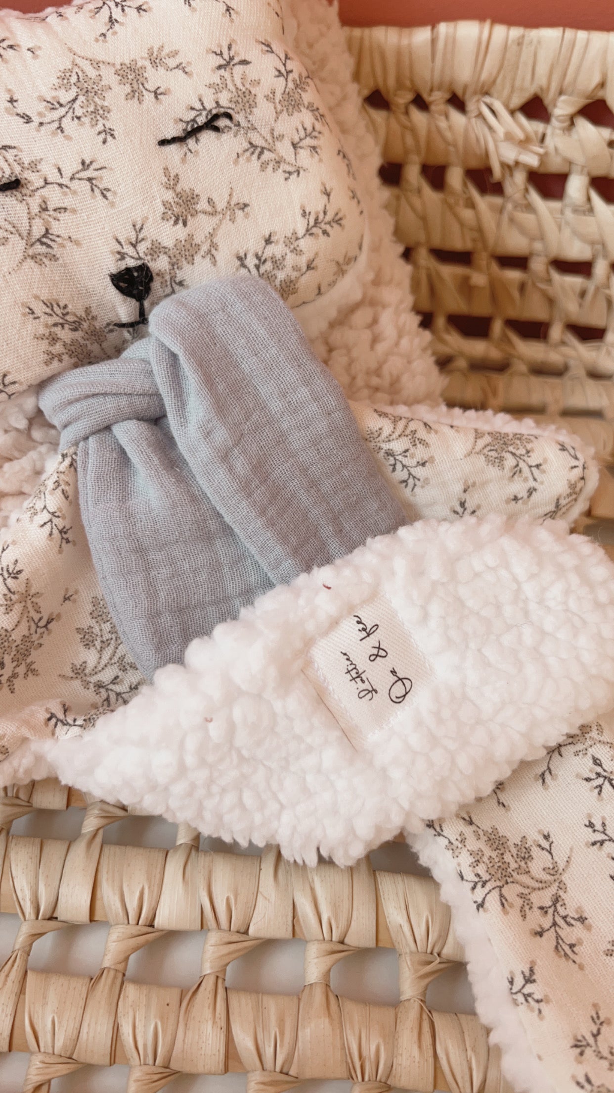 Doudou plat renard en Sherpa blanche et gaze de coton Écru fleuris
