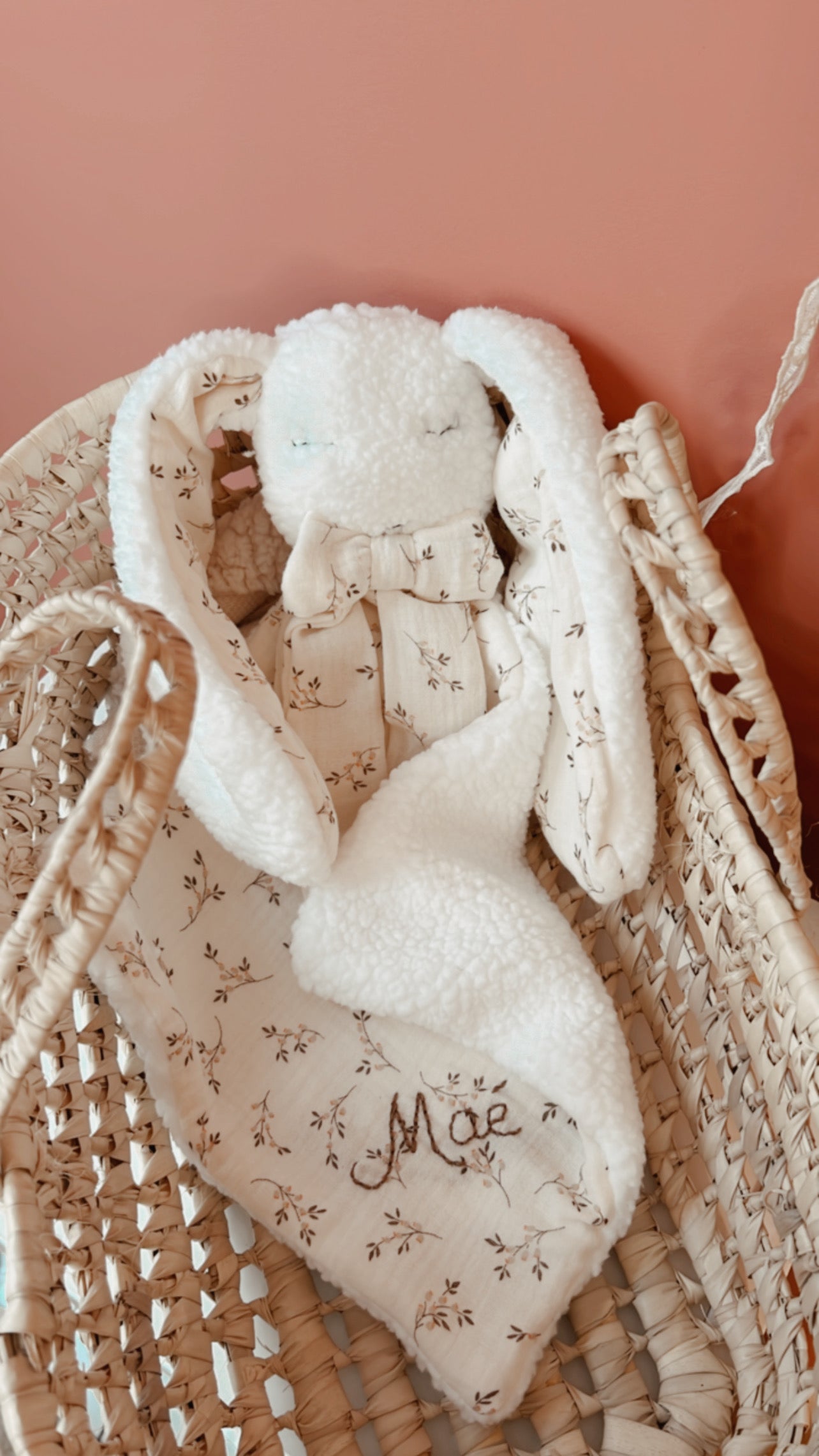 Doudou lapin lange 25cm, fourrure blanche OU sherpa blanche OU ivoire et gaze de coton écru à fleurs SIMONE, doudou personnalisé