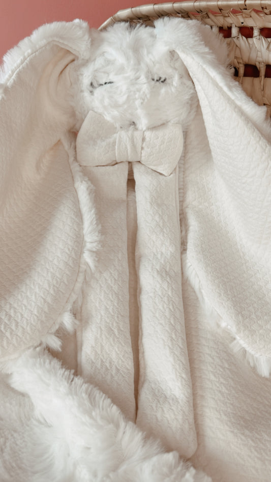Doudou lange / doudou couverture en fausse fourrure écru et double gaze gaufré écru L atelier Oz et fee