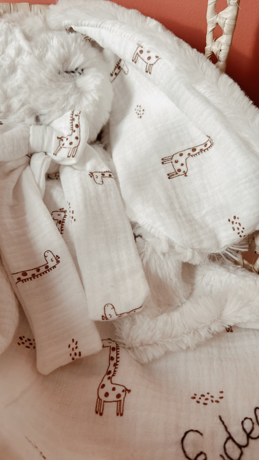 Doudou lapin lange / doudou couverture en fausse fourrure écru et gaze de coton Bio Girafons L atelier Oz et fee