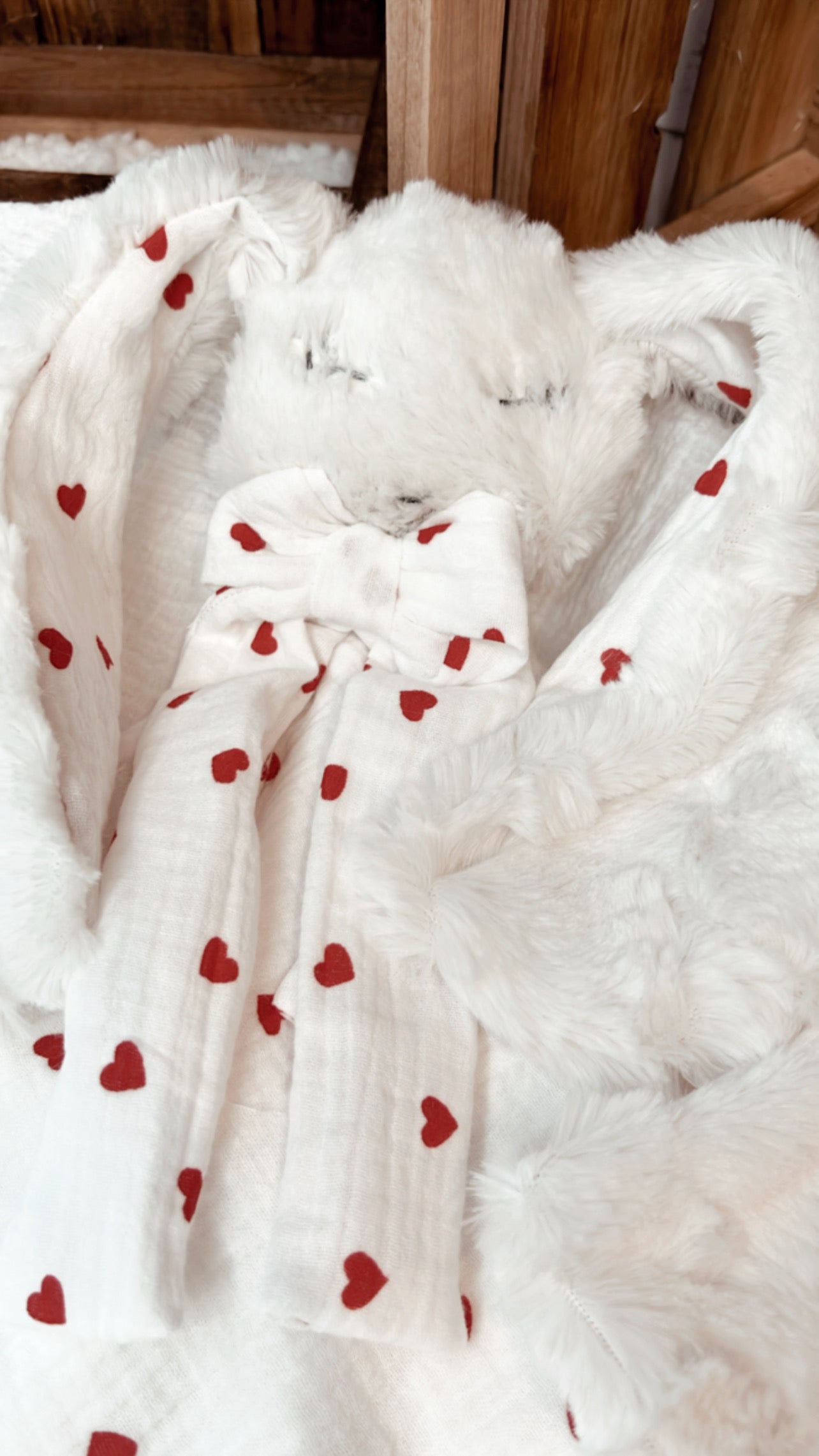 Doudou lapin en fourrure blanche OU taupe et coton à cœurs rouges, couverture douce pour bébé, lange personnalisé, cadeau naissance