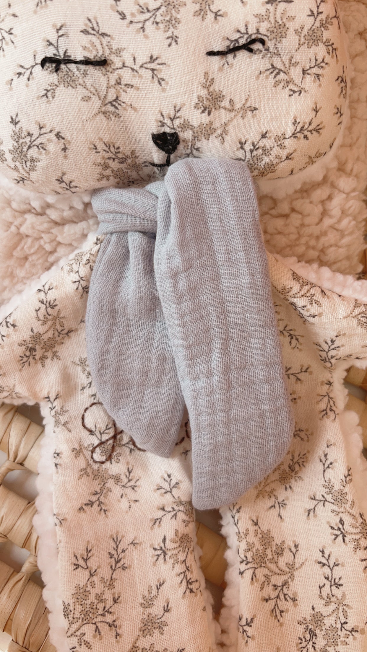 Doudou plat renard en Sherpa blanche et gaze de coton Écru fleuris