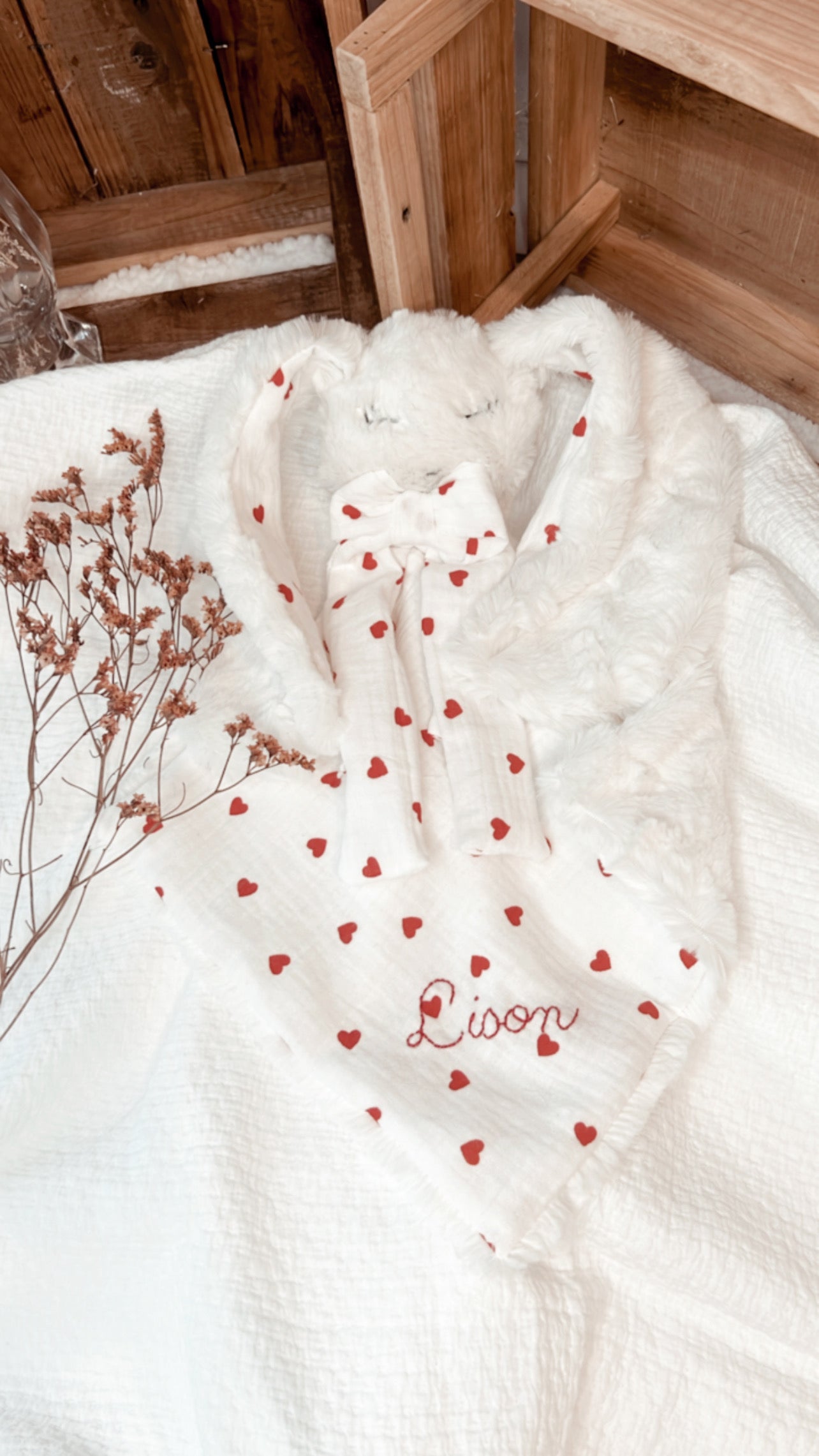 Doudou lapin en fourrure blanche OU taupe et coton à cœurs rouges, couverture douce pour bébé, lange personnalisé, cadeau naissance