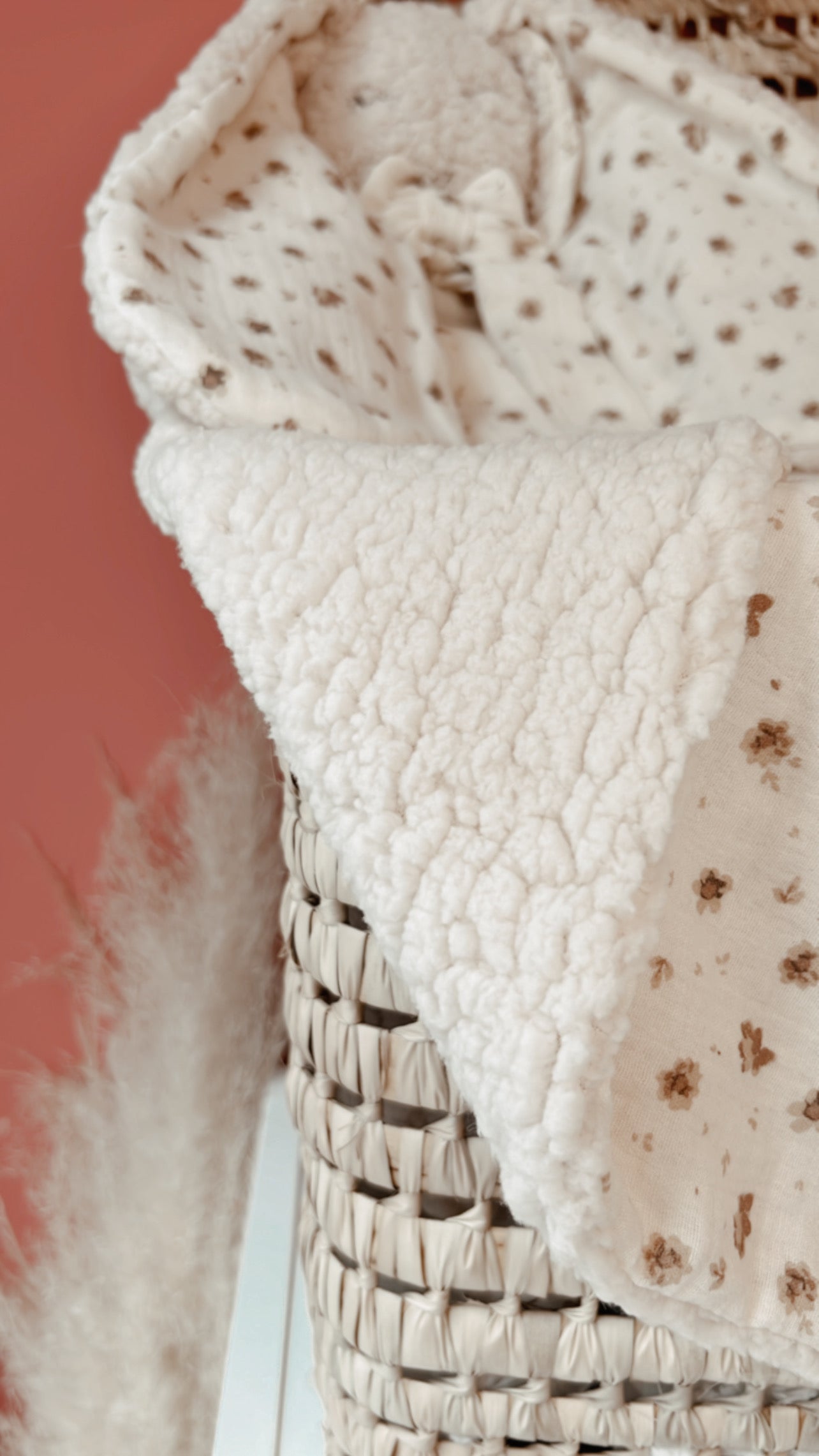 Doudou lapin lange en Sherpa ivoire et double gaze de coton Caramel L atelier Oz et fee