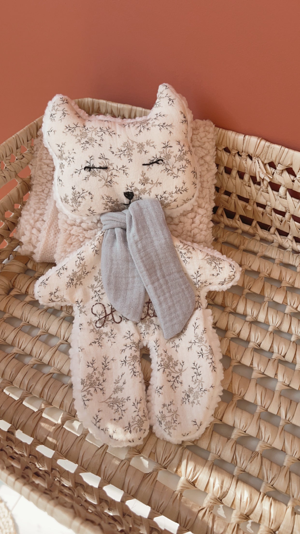 Doudou plat renard en Sherpa blanche et gaze de coton Écru fleuris