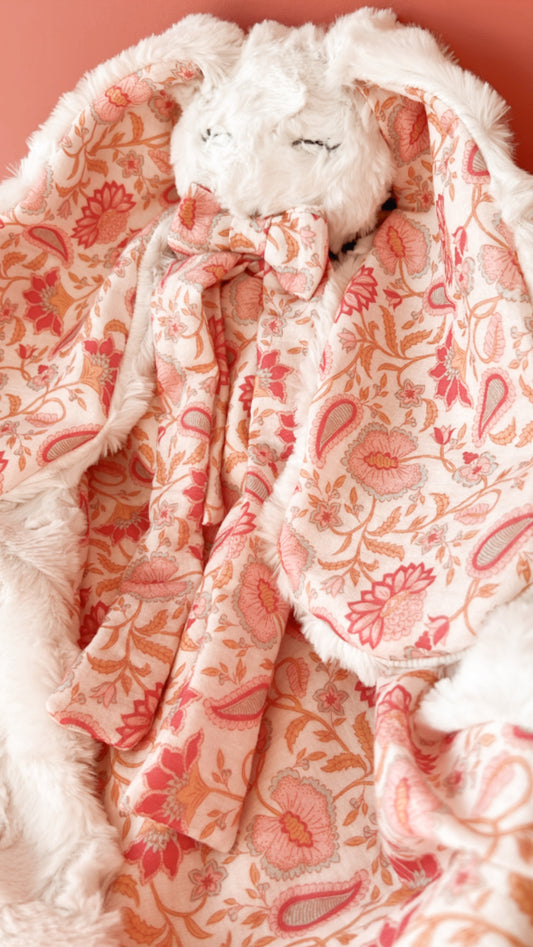 Doudou lange / doudou couverture en fausse fourrure écru et double gaze Bio Shanaya. L atelier Oz et fee