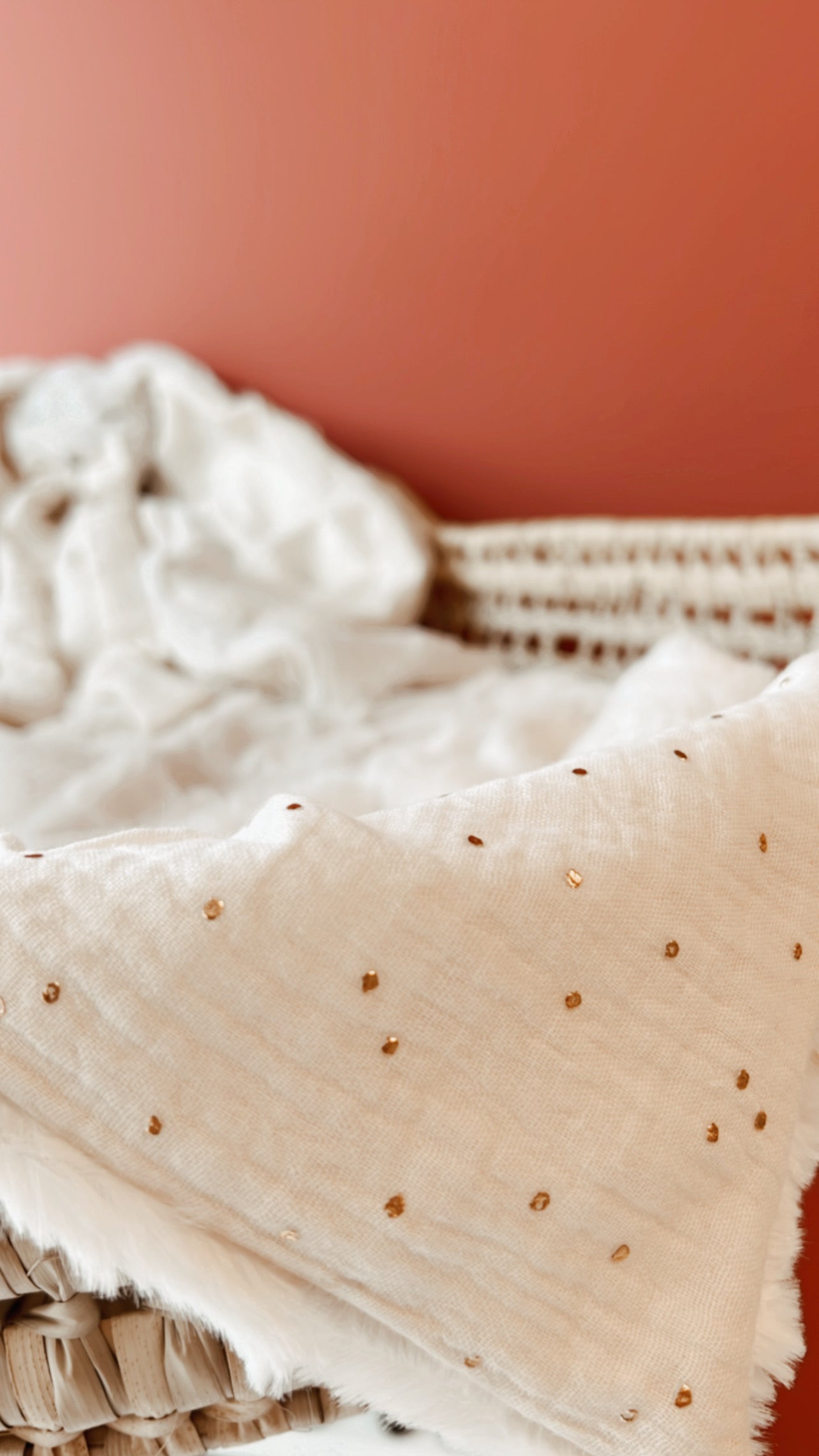 Doudou lange / doudou couverture fourrure - Pois dorés. L atelier Oz et fee