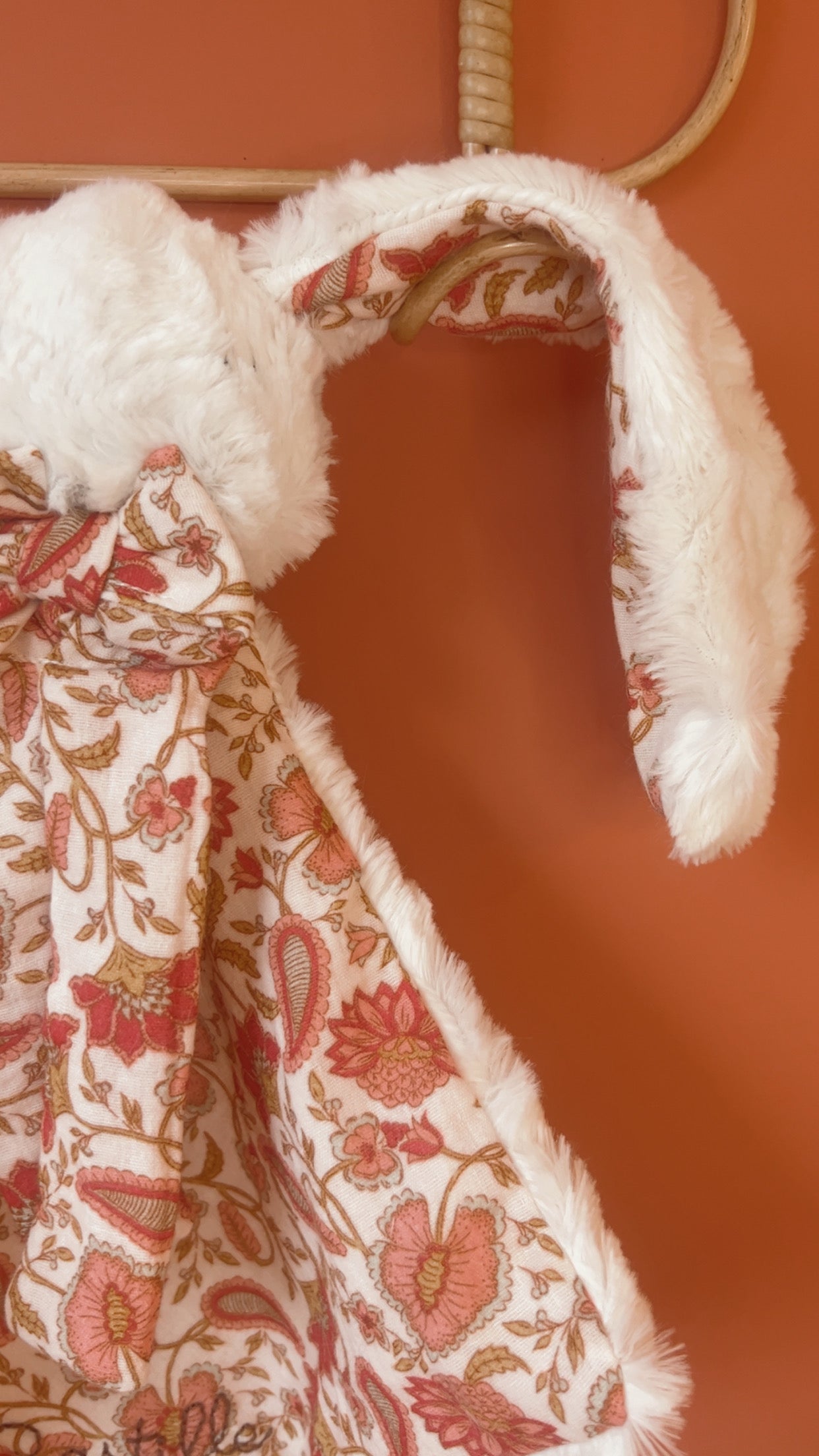 Doudou lange / doudou couverture en fausse fourrure écru et double gaze Bio Shanaya.