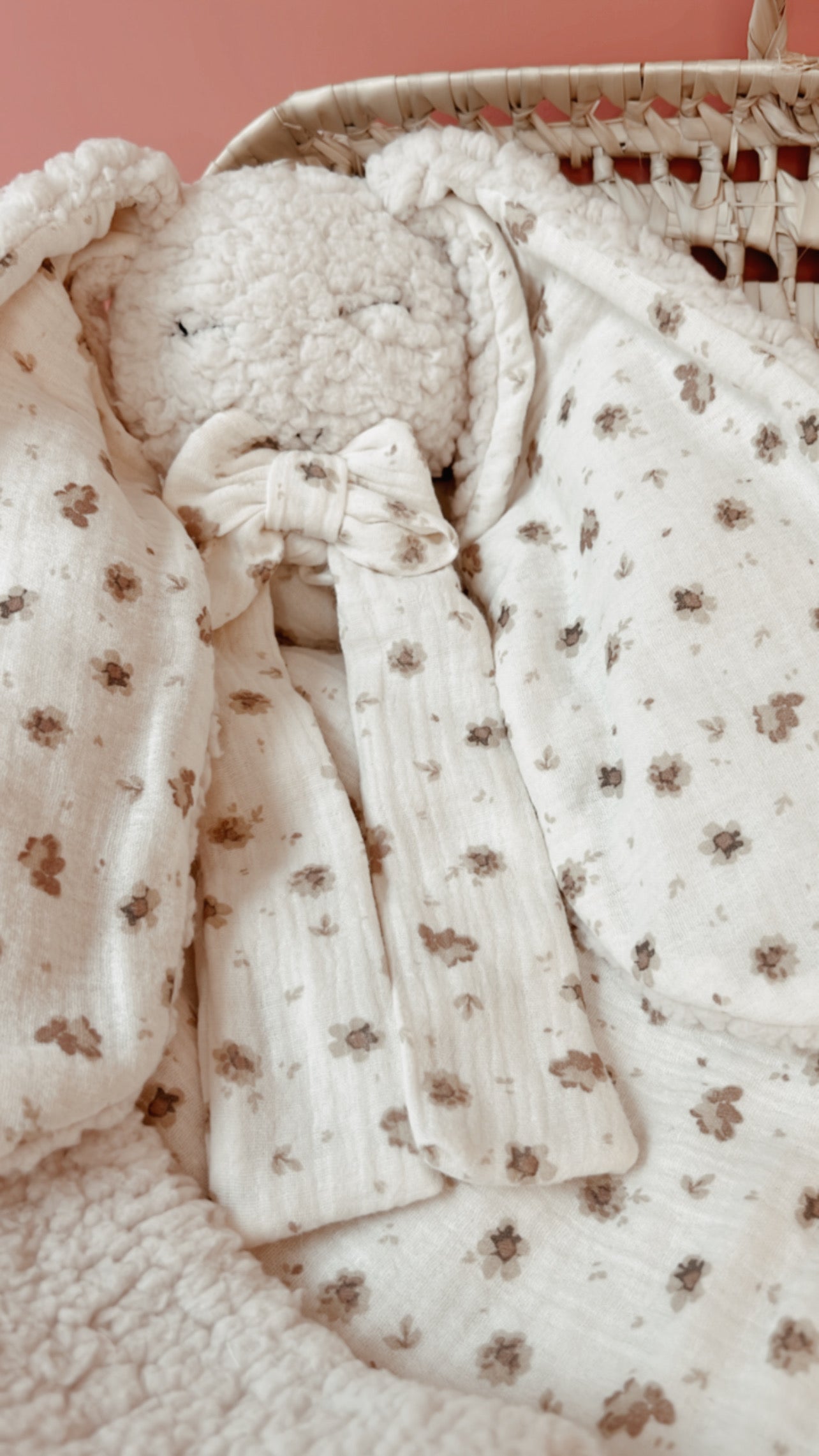 Doudou lapin lange en Sherpa ivoire et double gaze de coton Caramel L atelier Oz et fee