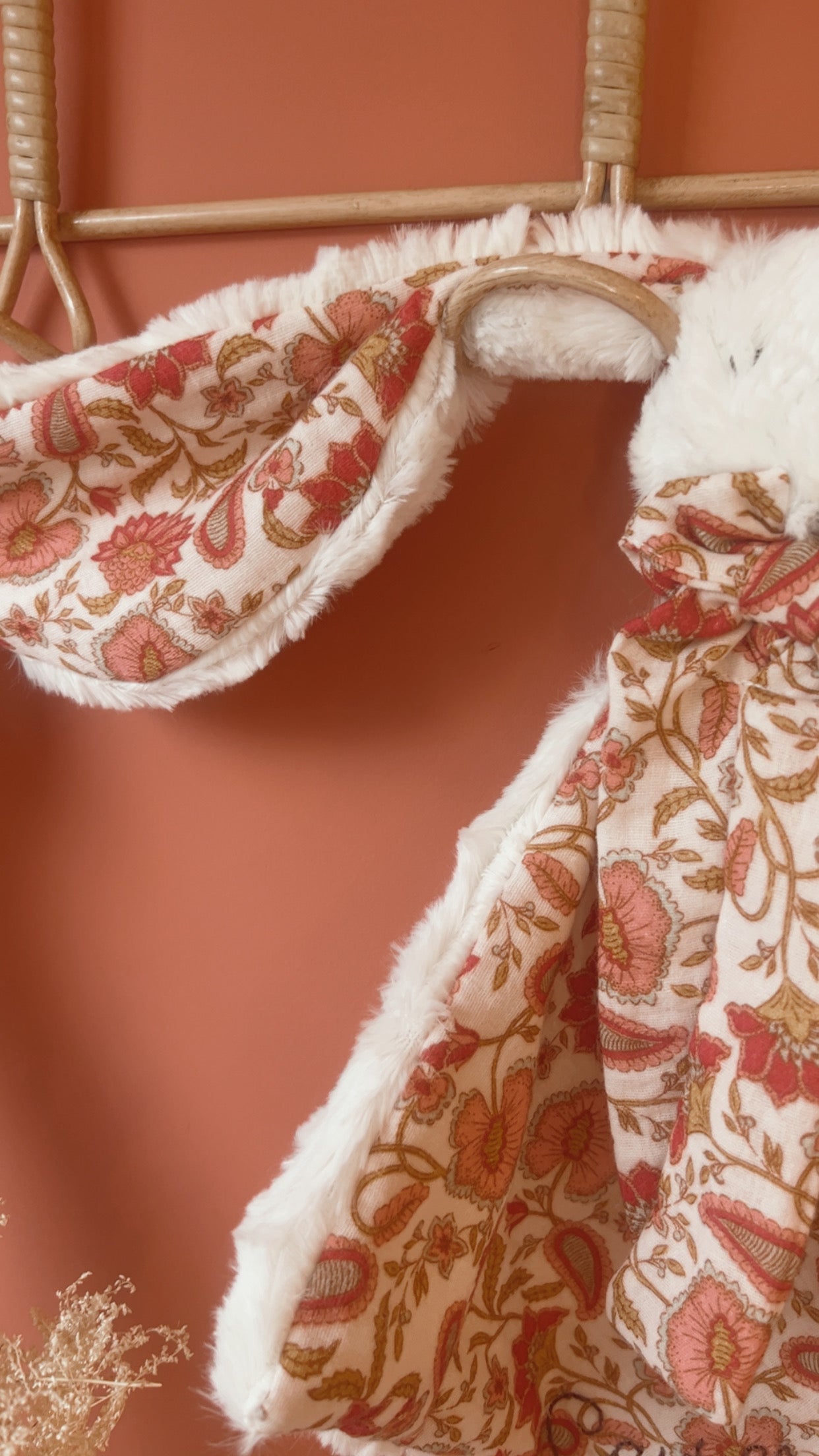 Doudou lange / doudou couverture en fausse fourrure écru et double gaze Bio Shanaya.