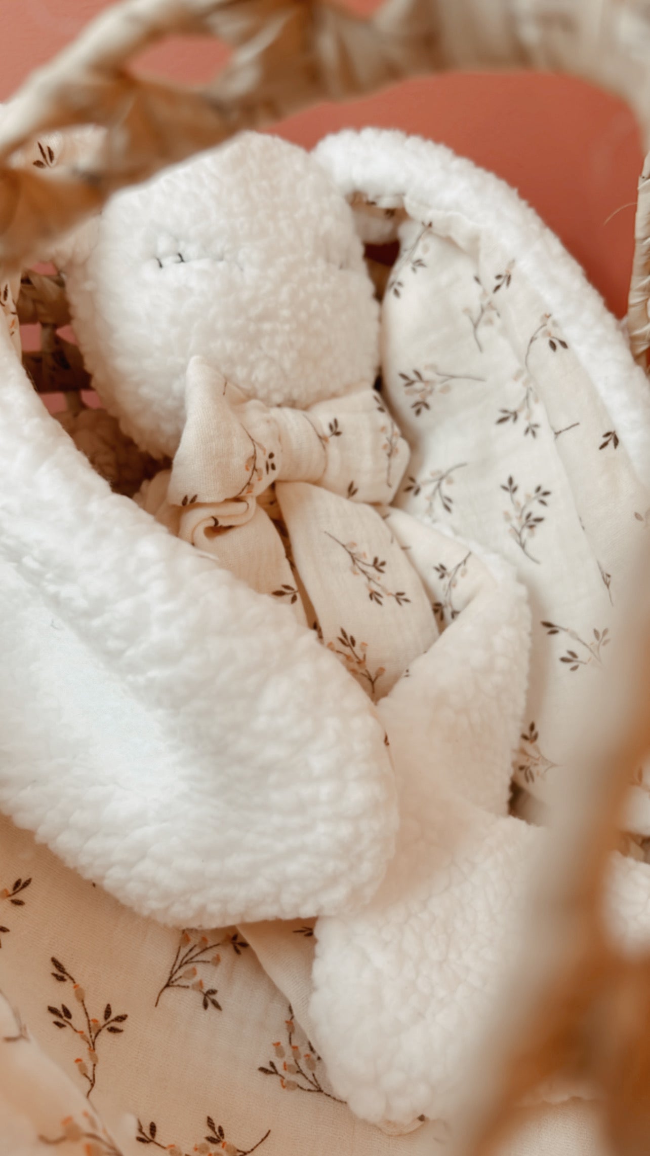 Doudou lapin lange 25cm, fourrure blanche OU sherpa blanche OU ivoire et gaze de coton écru à fleurs SIMONE, doudou personnalisé