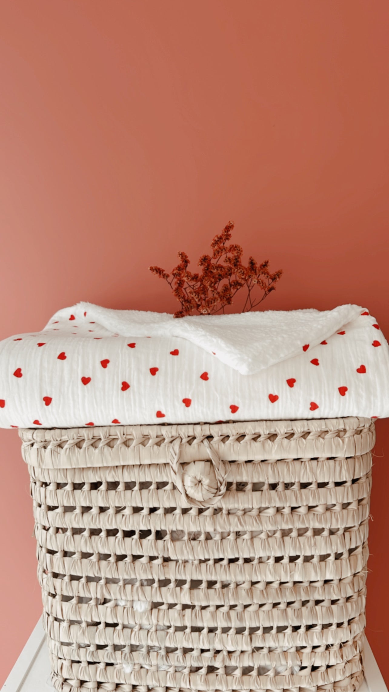 Ma couverture douce Petits cœurs rouges - Sherpa blanche