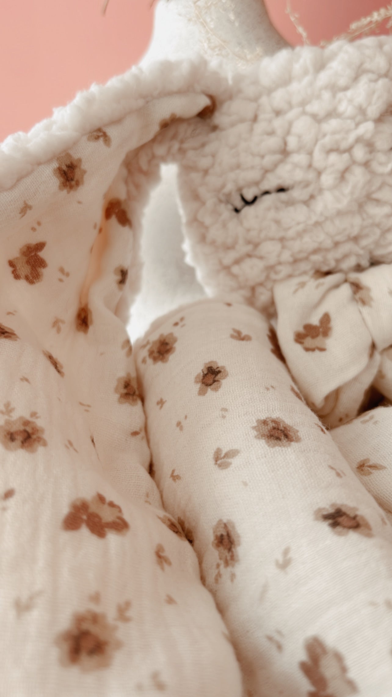Doudou lapin lange en Sherpa ivoire et double gaze de coton Caramel L atelier Oz et fee