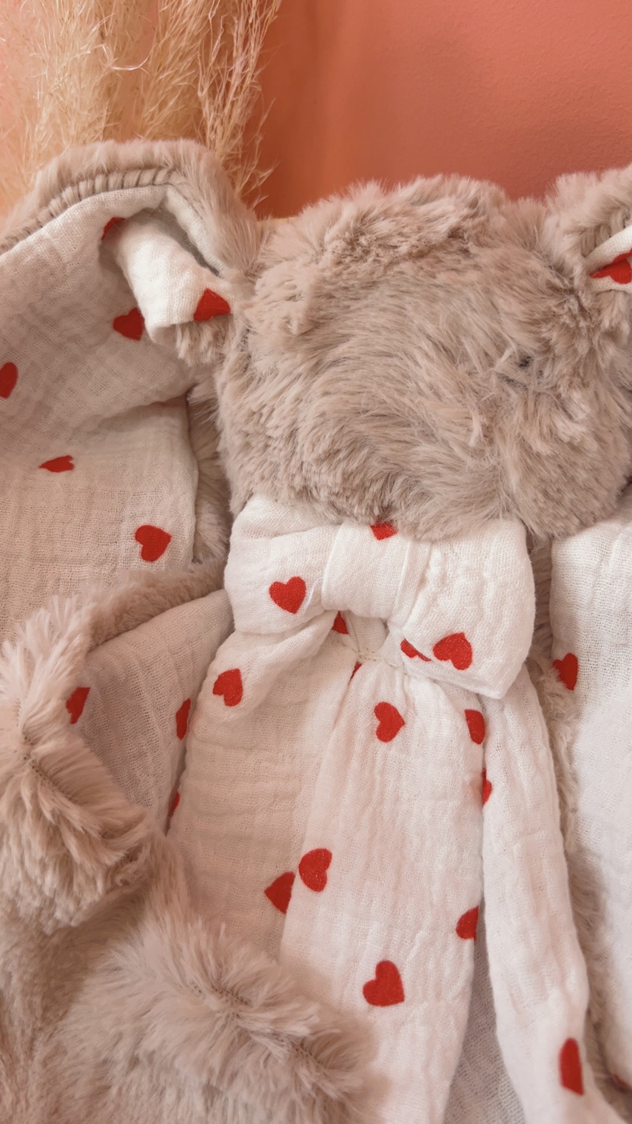 Doudou lapin en fourrure blanche OU taupe et coton à cœurs rouges, couverture douce pour bébé, lange personnalisé, cadeau naissance