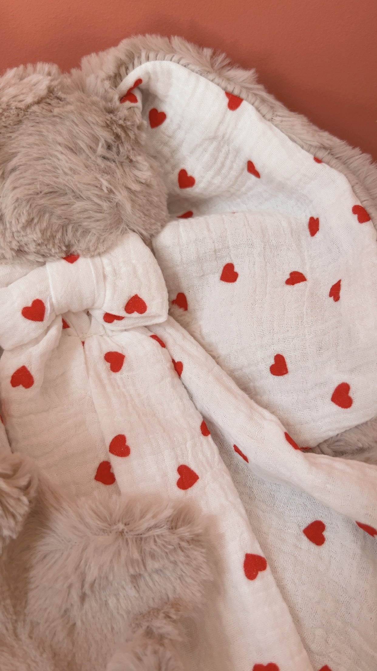 Doudou lapin en fourrure blanche OU taupe et coton à cœurs rouges, couverture douce pour bébé, lange personnalisé, cadeau naissance