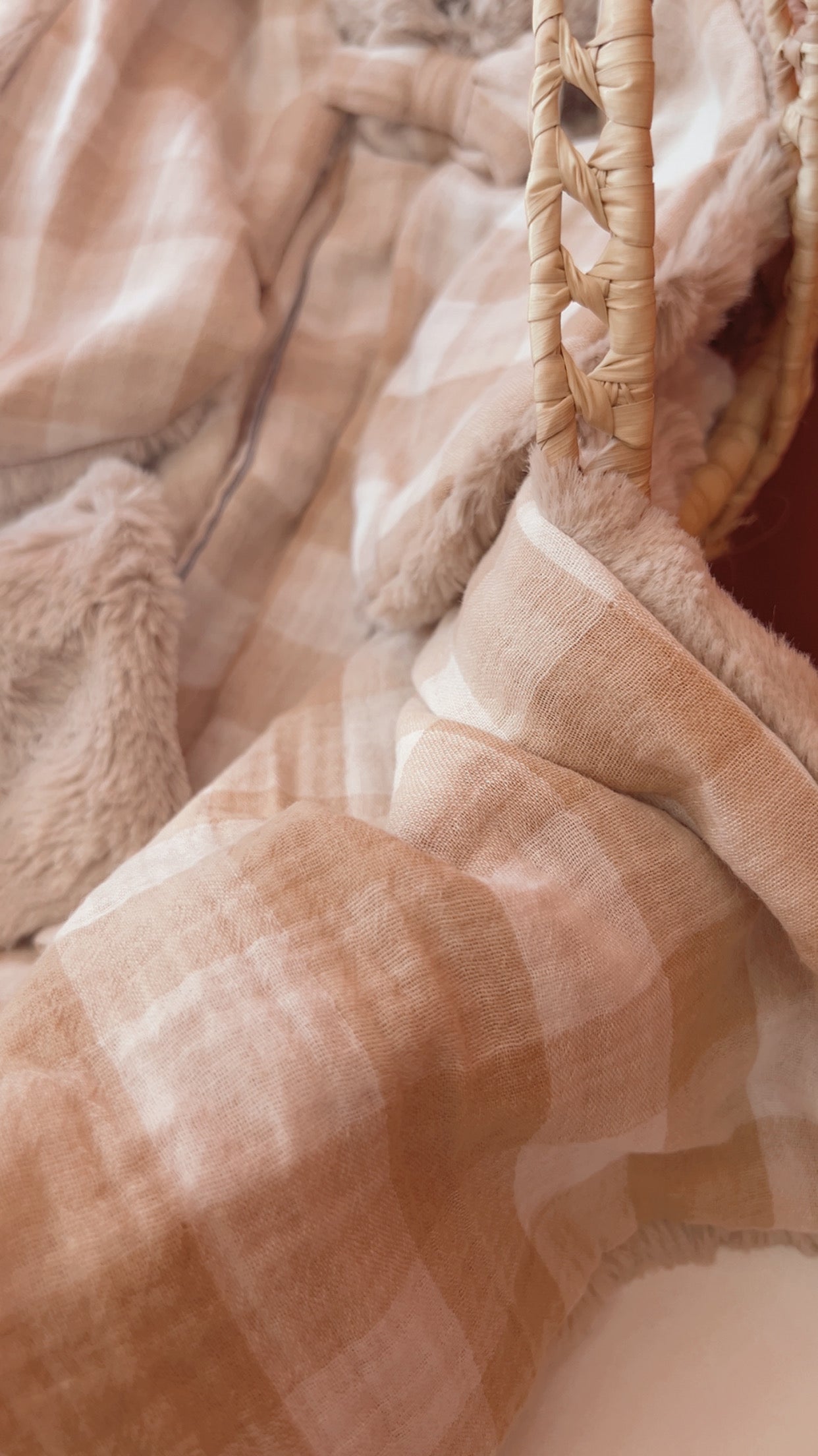 Doudou lapin lange en Fourrure taupe - Vichy Nude & beige