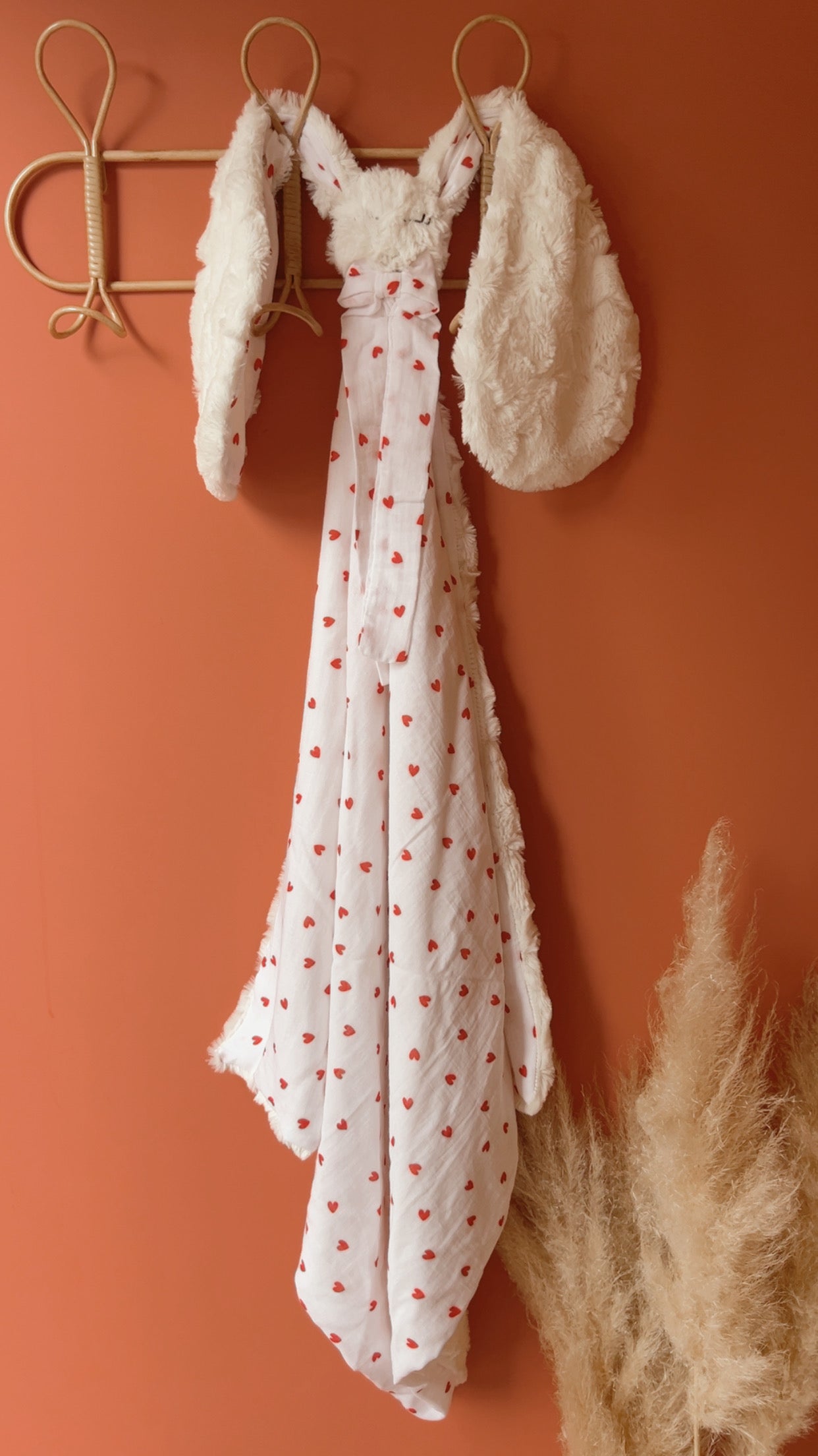 Doudou lapin en fourrure blanche OU taupe et coton à cœurs rouges, couverture douce pour bébé, lange personnalisé, cadeau naissance