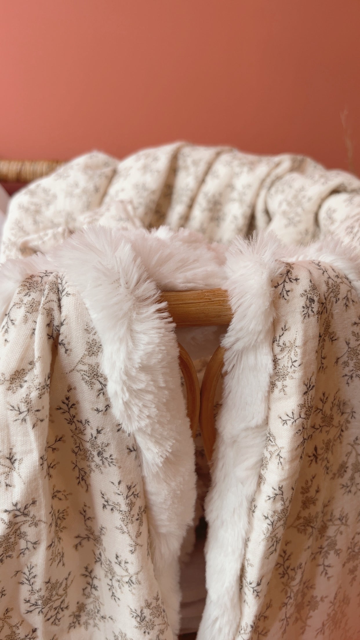 Doudou lapin lange COLETTE en fausse fourrure écru et gaze de coton fleuri, doudou couverture personnalisée, cadeau de naissance bébé