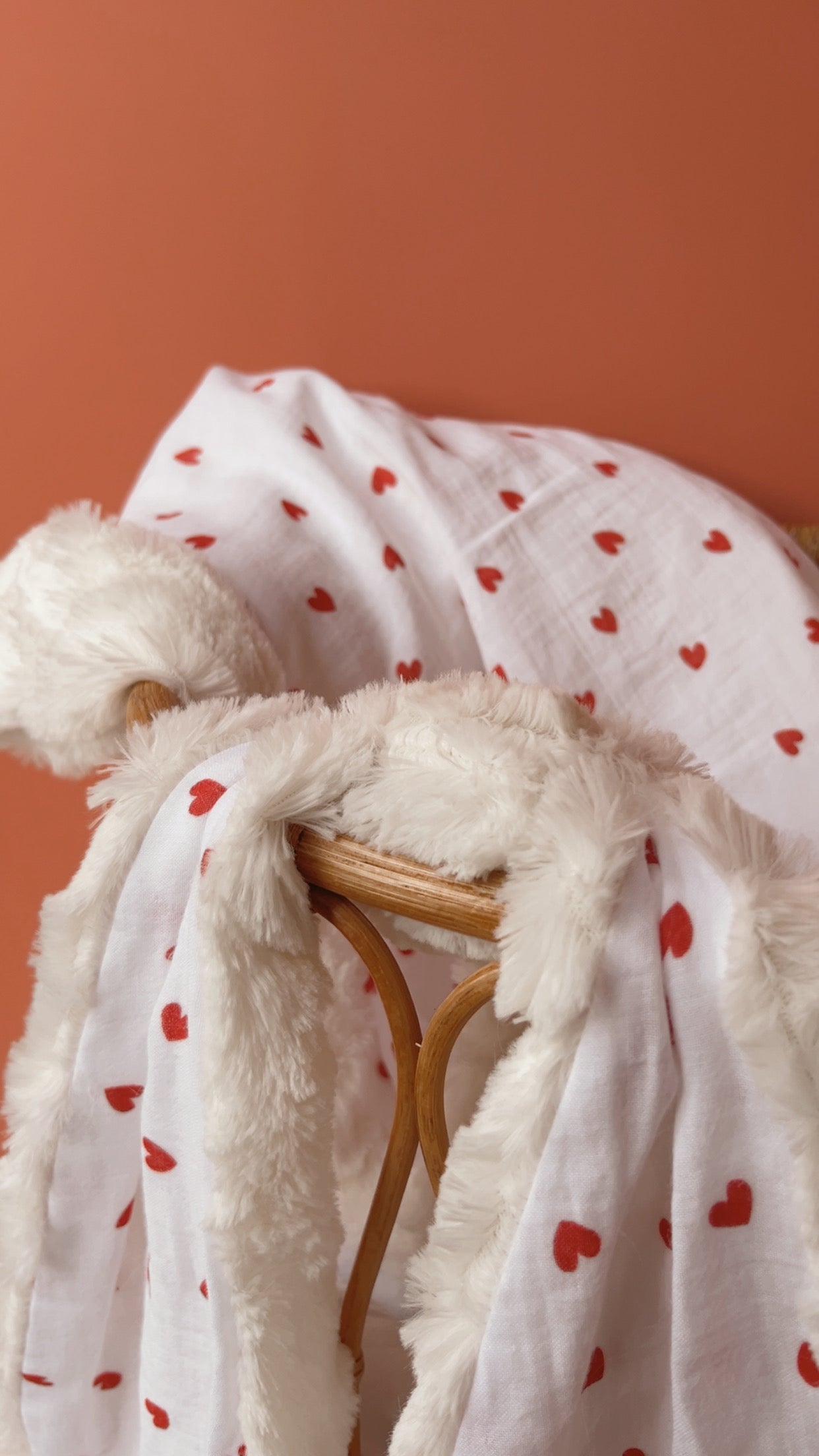 Doudou lapin en fourrure blanche OU taupe et coton à cœurs rouges, couverture douce pour bébé, lange personnalisé, cadeau naissance