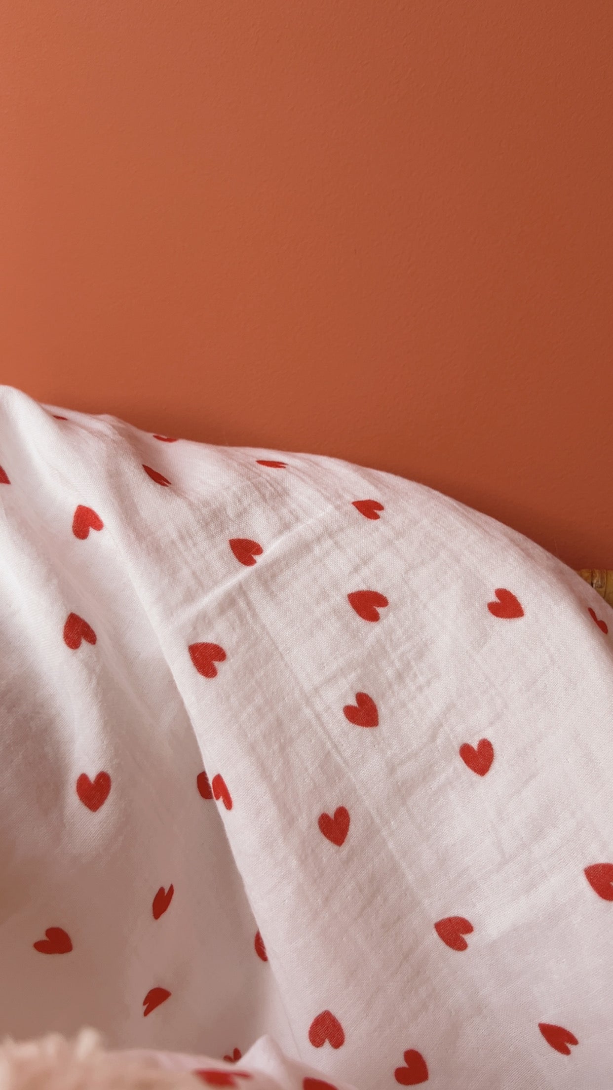 Doudou lapin en fourrure blanche OU taupe et coton à cœurs rouges, couverture douce pour bébé, lange personnalisé, cadeau naissance