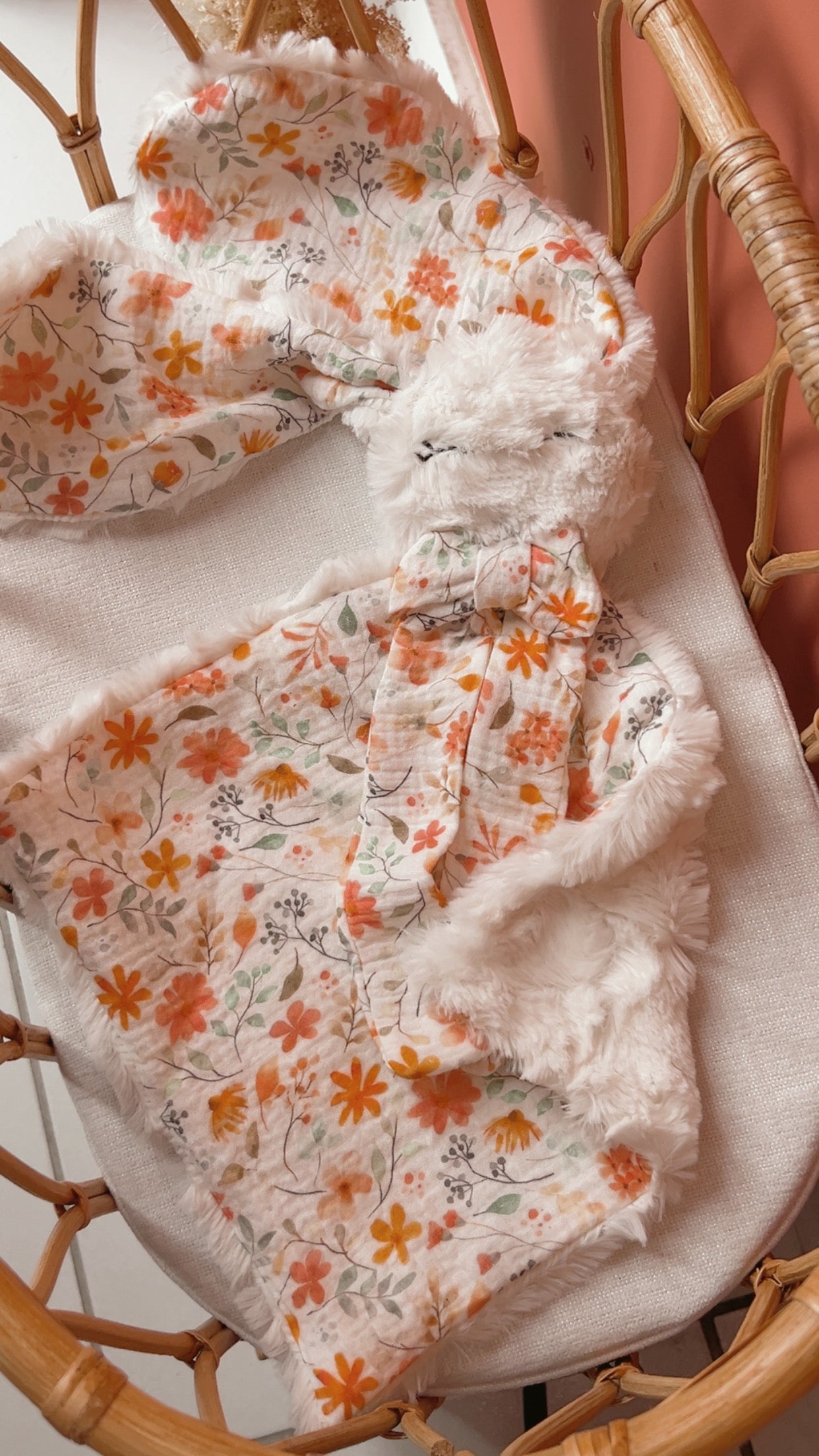 Doudou lapin lange PERNELLE en fausse fourrure écru ou taupe et gaze de coton,| cadeau naissance
