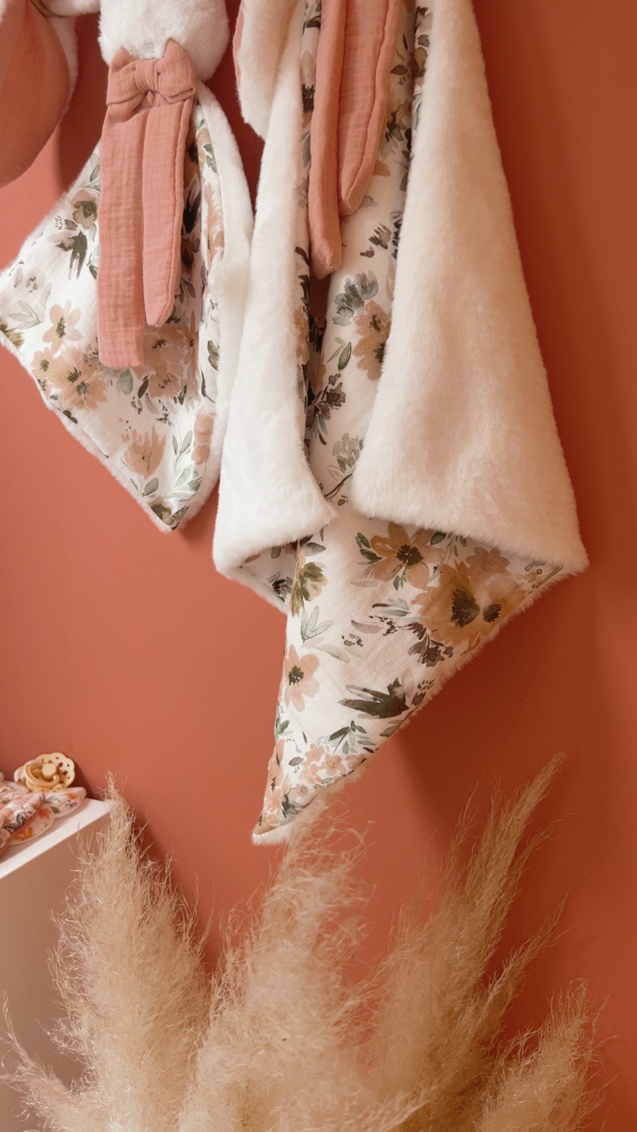 Doudou lange / doudou couverture fourrure - Grandes fleurs roses.