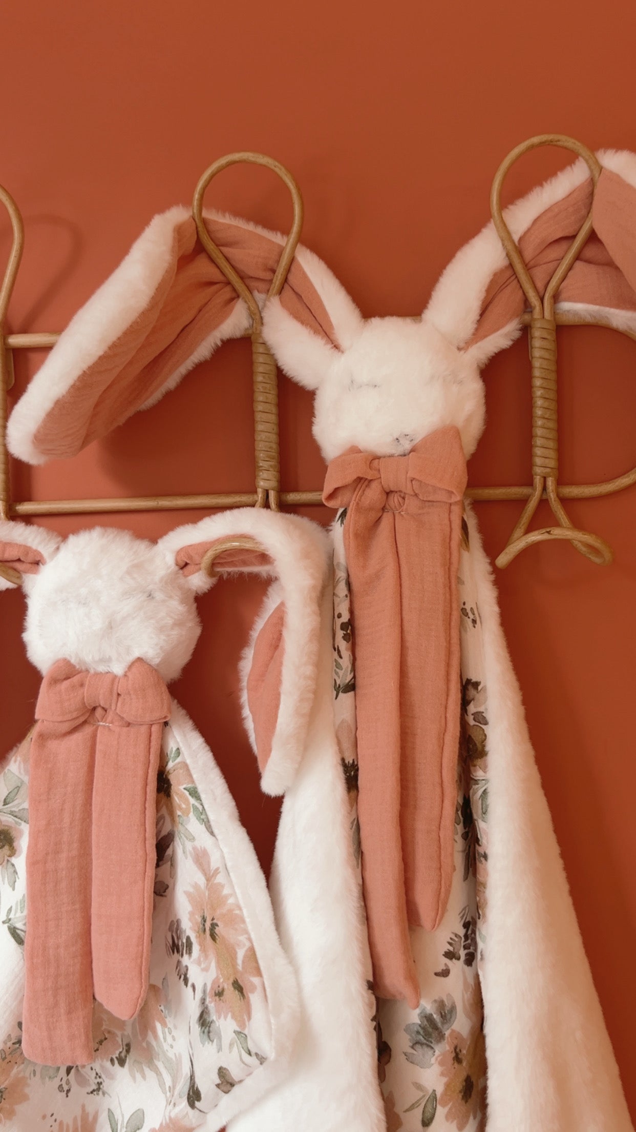 Doudou lange / doudou couverture fourrure - Grandes fleurs roses.