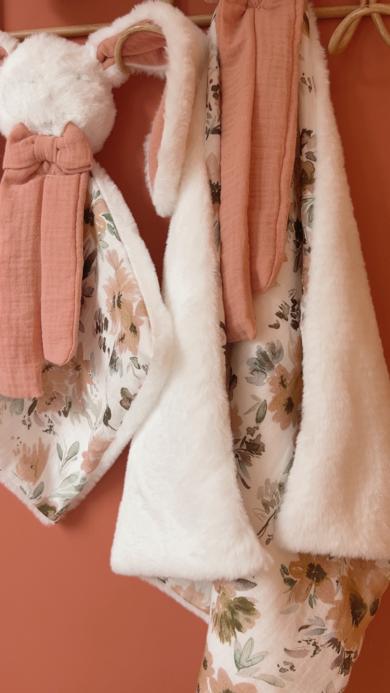 Doudou lange / doudou couverture fourrure - Grandes fleurs roses.
