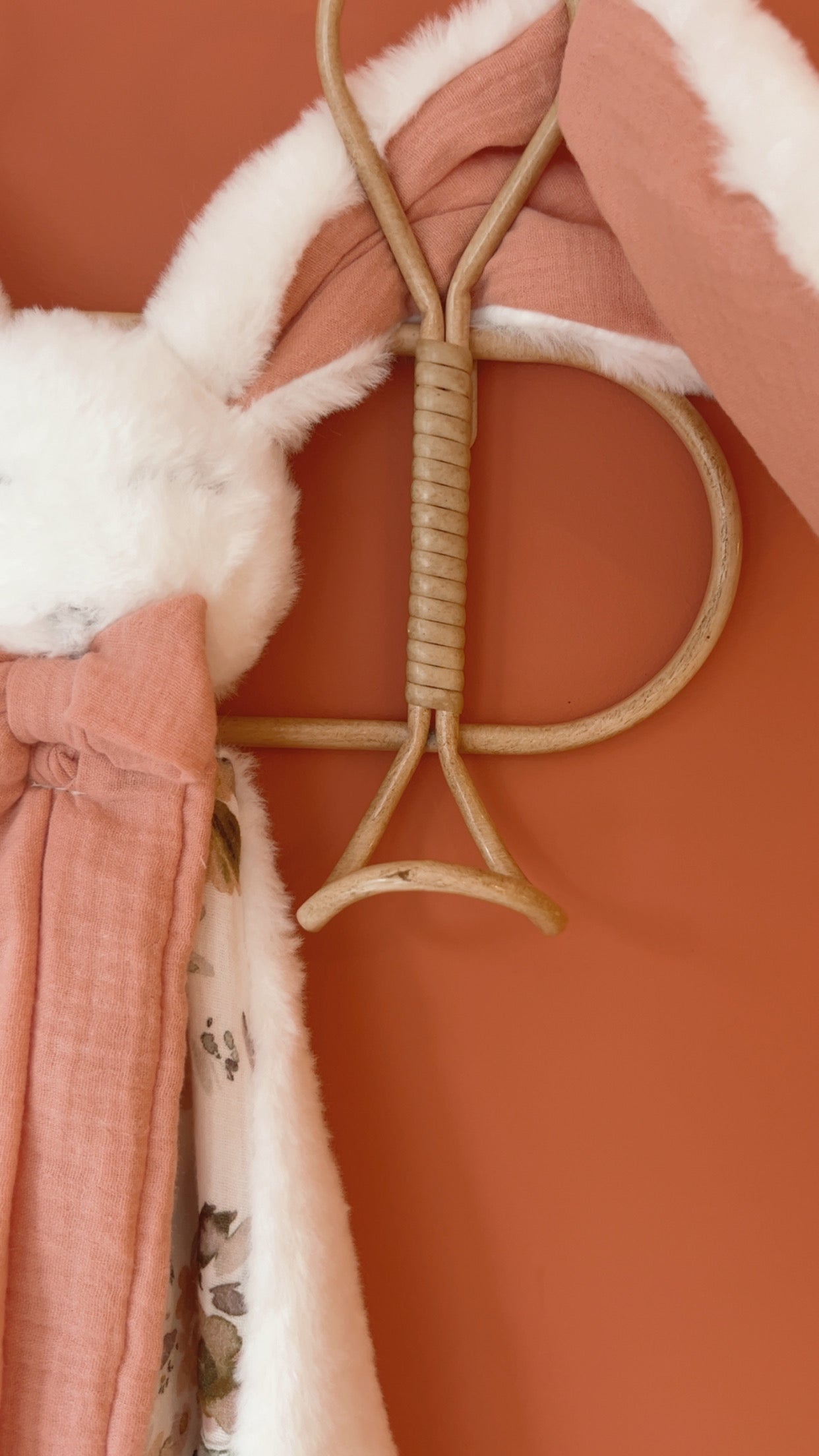 Doudou lange / doudou couverture fourrure - Grandes fleurs roses.