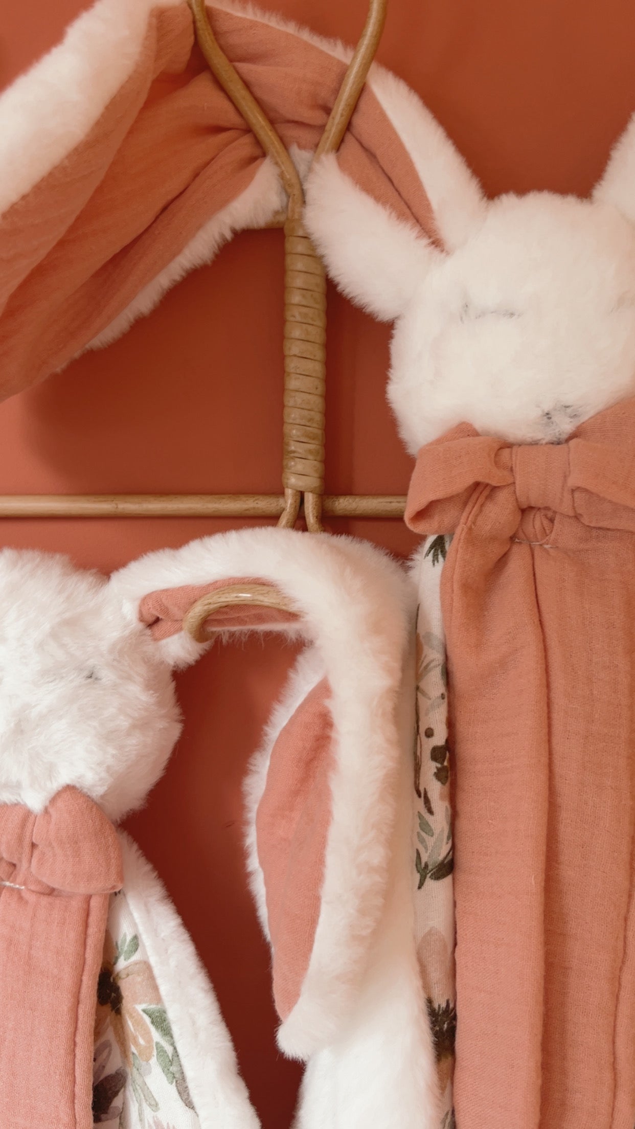 Doudou lange / doudou couverture fourrure - Grandes fleurs roses.