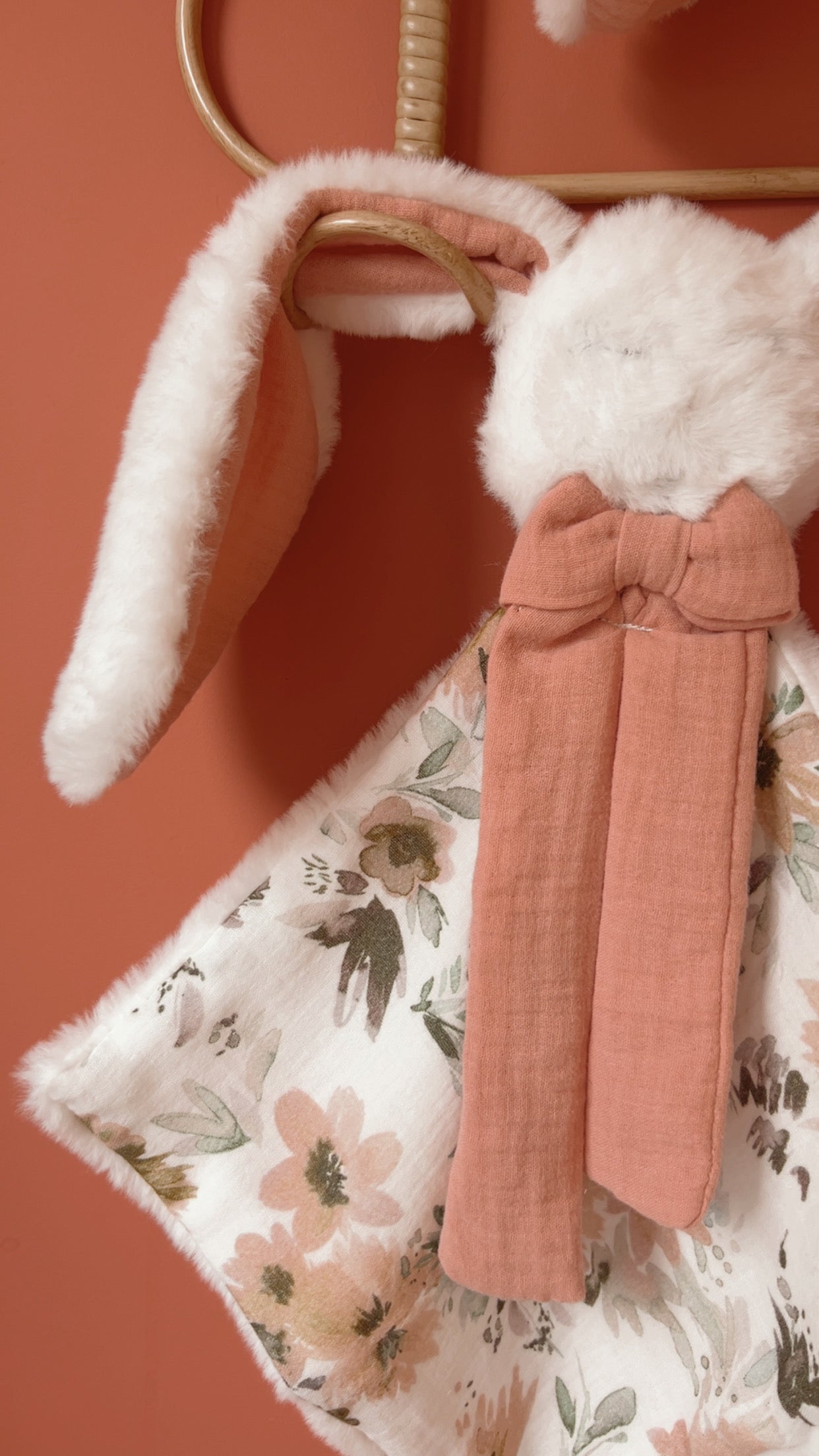 Doudou lange / doudou couverture fourrure - Grandes fleurs roses.