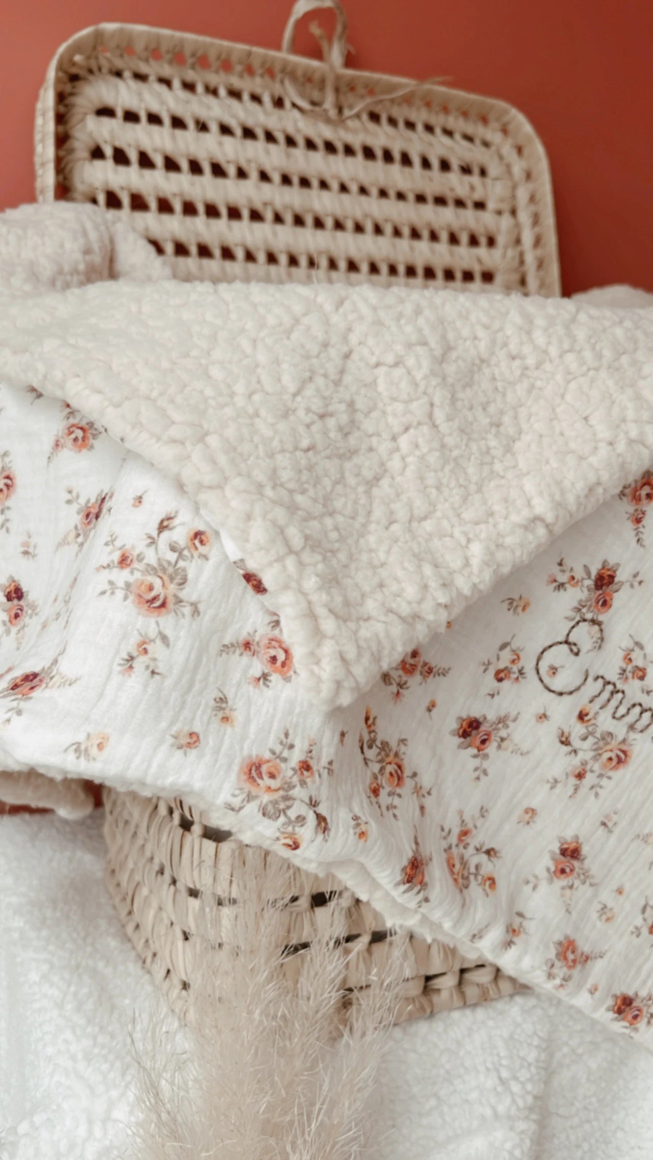 Couverture NINA en Sherpa lait ou ivoire et gaze de coton BIO à motifs fleuris, couverture chaude pour bébé ou enfant, plaid personnalisé