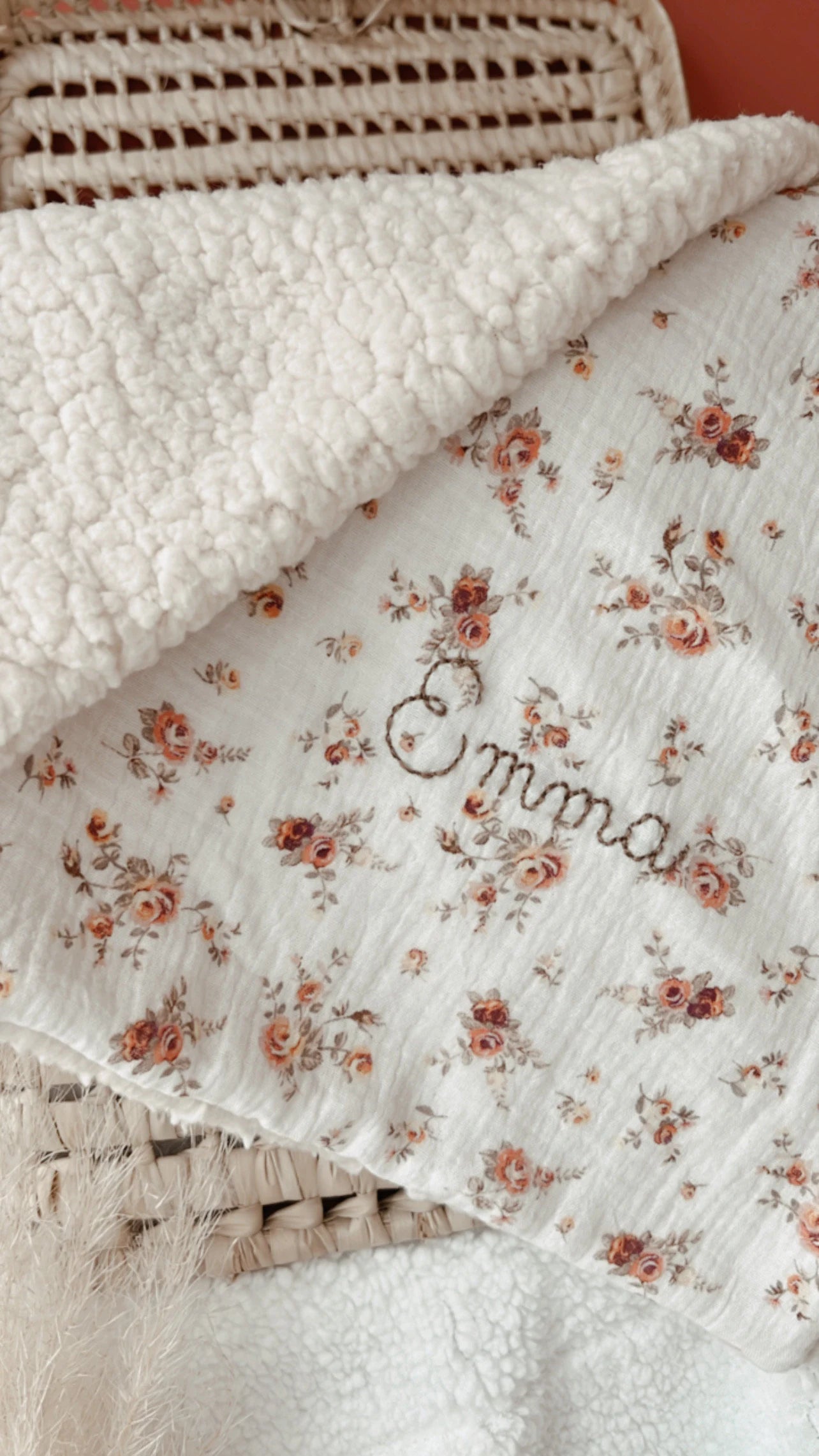 Couverture NINA en Sherpa lait ou ivoire et gaze de coton BIO à motifs fleuris, couverture chaude pour bébé ou enfant, plaid personnalisé