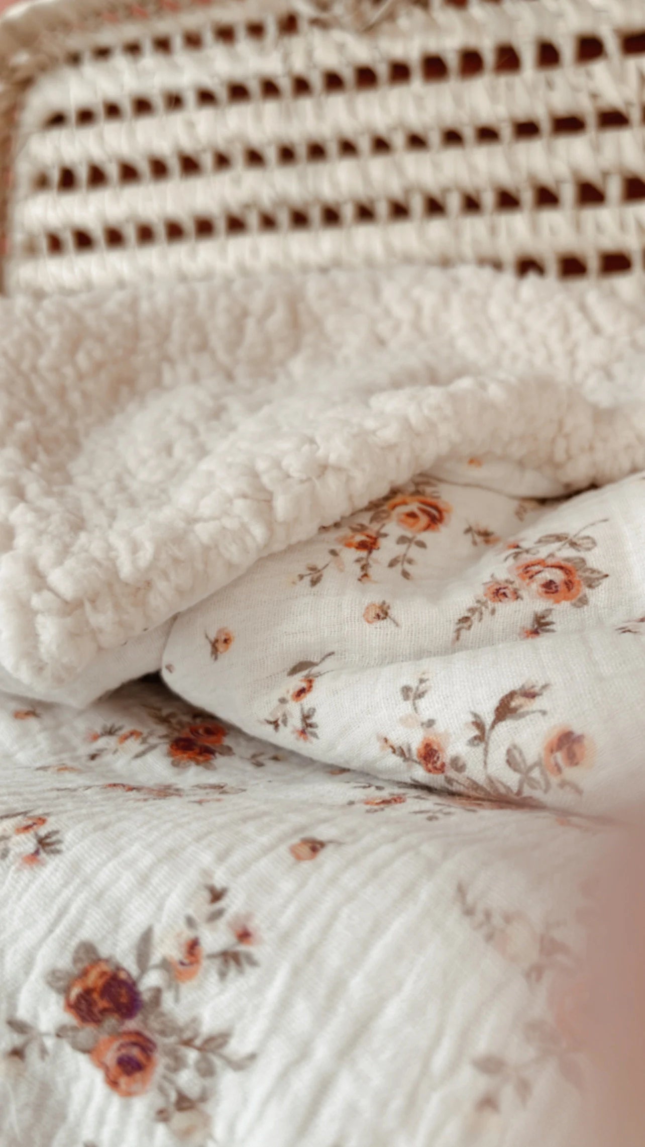 Couverture NINA en Sherpa lait ou ivoire et gaze de coton BIO à motifs fleuris, couverture chaude pour bébé ou enfant, plaid personnalisé