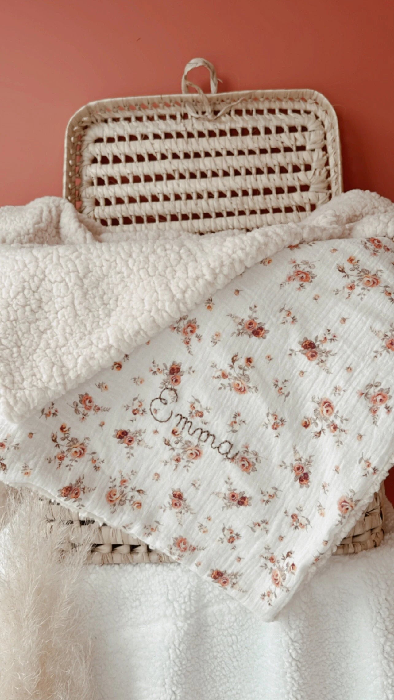Couverture NINA en Sherpa lait ou ivoire et gaze de coton BIO à motifs fleuris, couverture chaude pour bébé ou enfant, plaid personnalisé