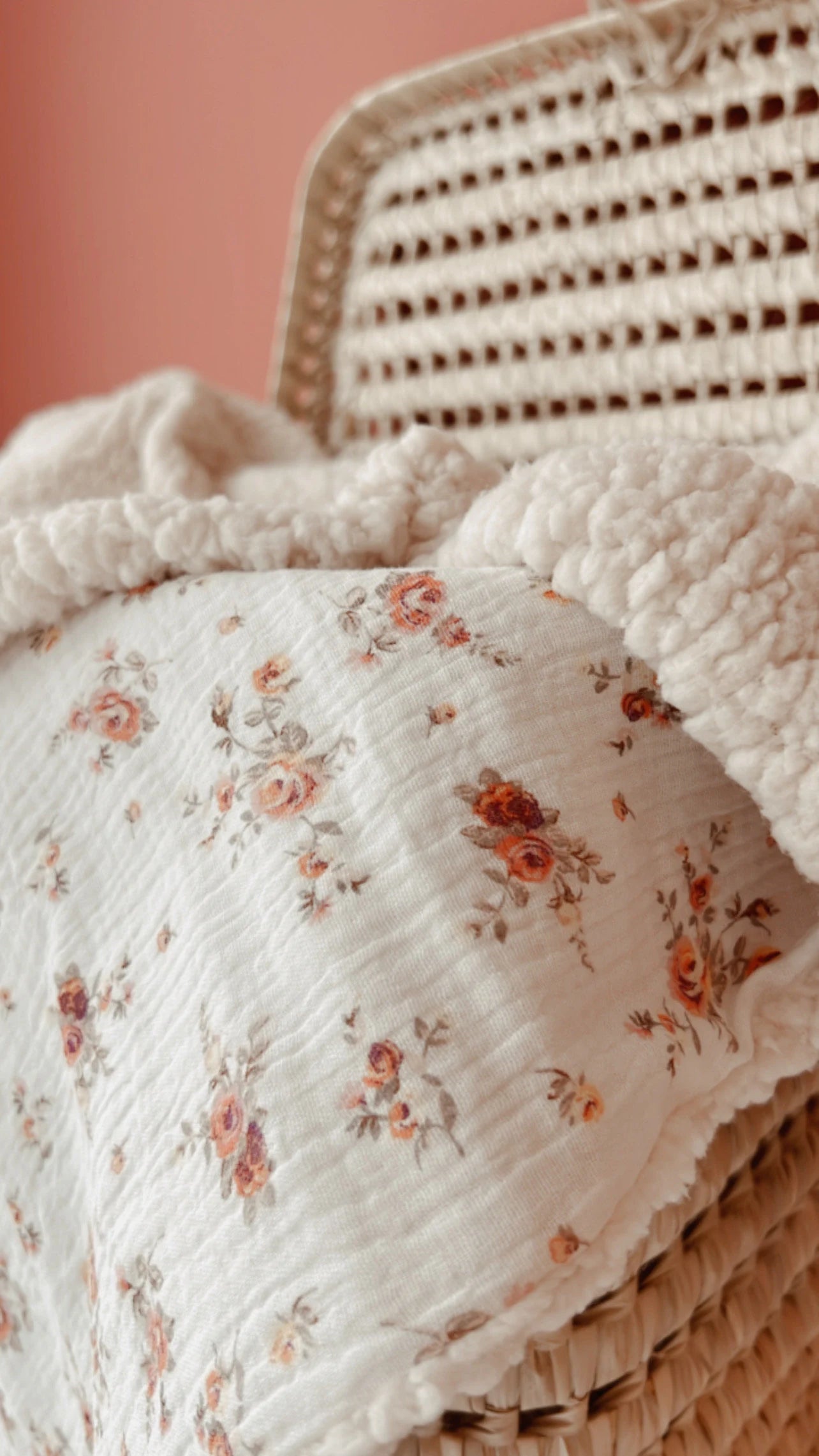 Couverture NINA en Sherpa lait ou ivoire et gaze de coton BIO à motifs fleuris, couverture chaude pour bébé ou enfant, plaid personnalisé