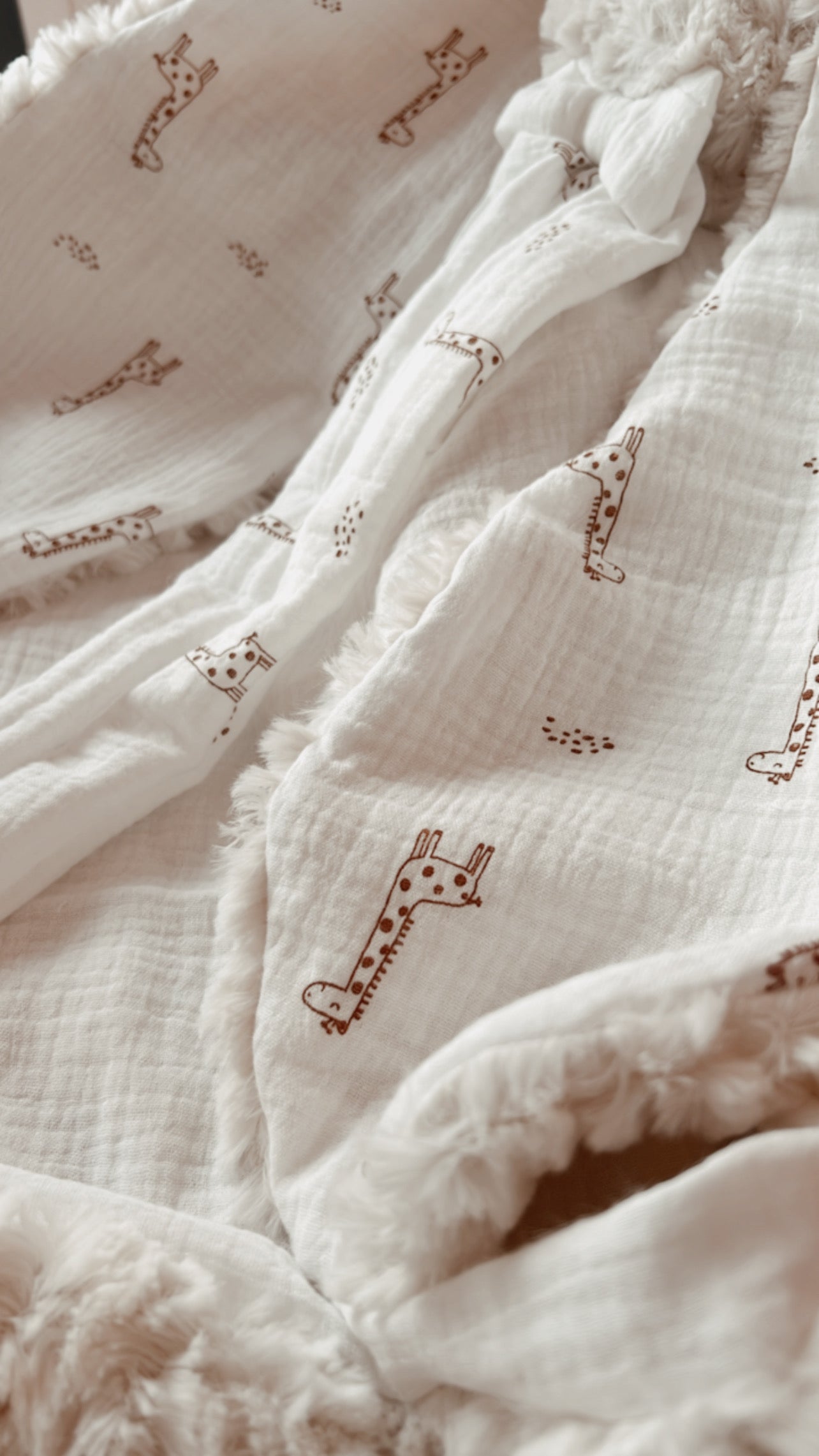 Doudou lange / doudou couverture en fausse fourrure Fantaisy beige et en doubles gazes de coton blanc cassé et Girafons L atelier Oz et fee