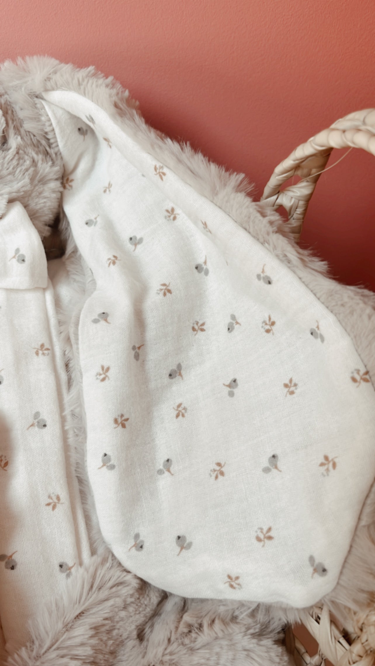 Doudou lapin lange / doudou couverture en fausse fourrure Taupe et en double gaze de coton Bio à Fleurs noisettes - L atelier Oz et fee