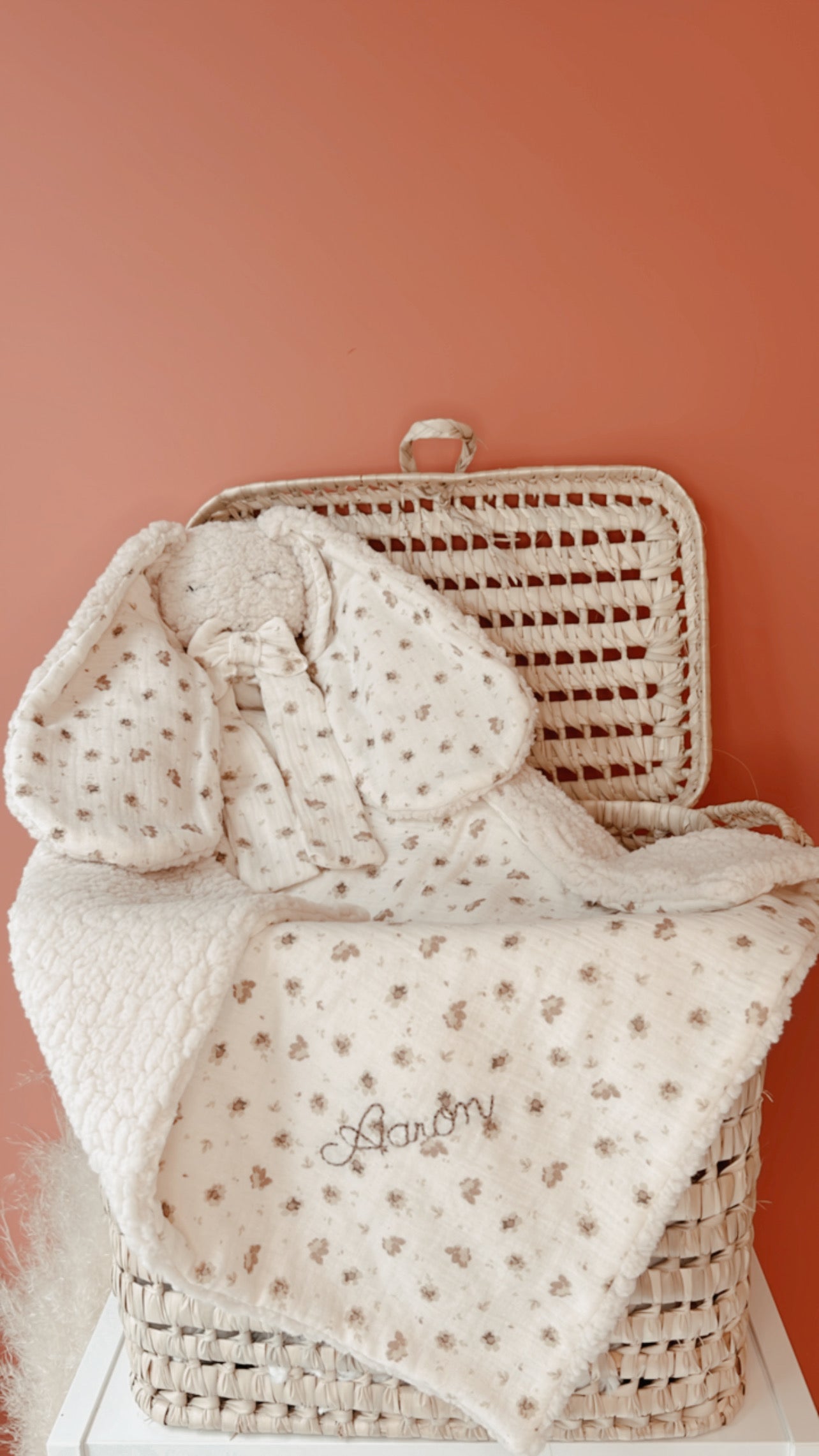 Doudou lapin lange en Sherpa ivoire et double gaze de coton Caramel L atelier Oz et fee