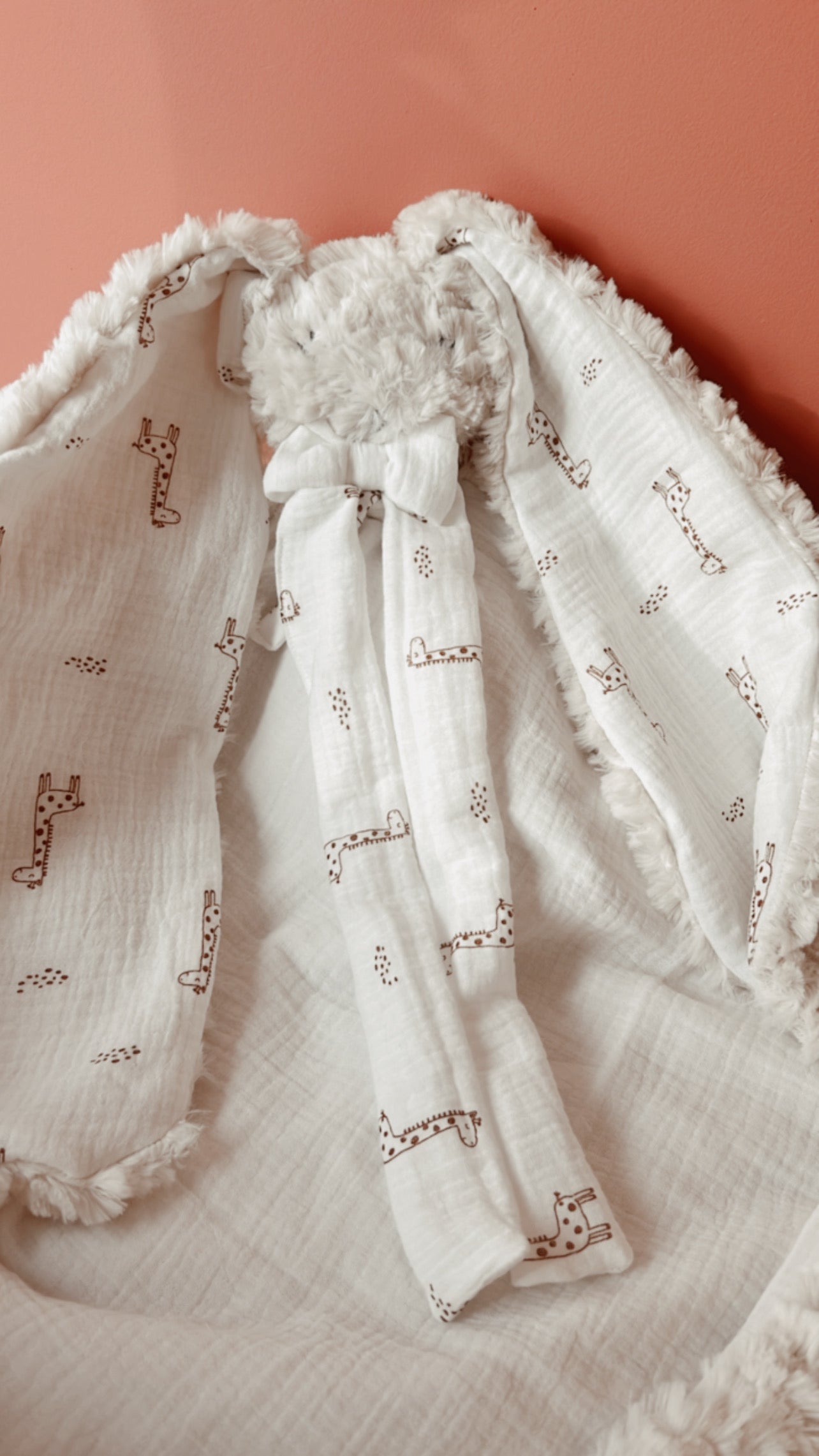 Doudou lange / doudou couverture en fausse fourrure Fantaisy beige et en doubles gazes de coton blanc cassé et Girafons L atelier Oz et fee