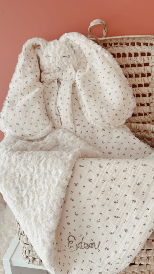 Doudou lapin / doudou couverture fourrure - Fleurs bleues L atelier Oz et fee