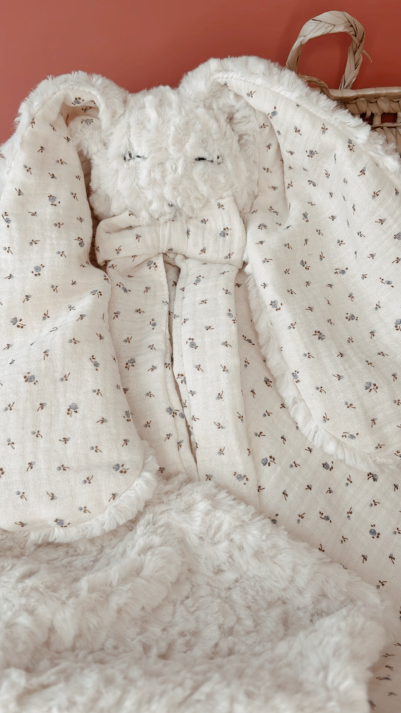 Doudou lapin / doudou couverture fourrure - Fleurs bleues L atelier Oz et fee